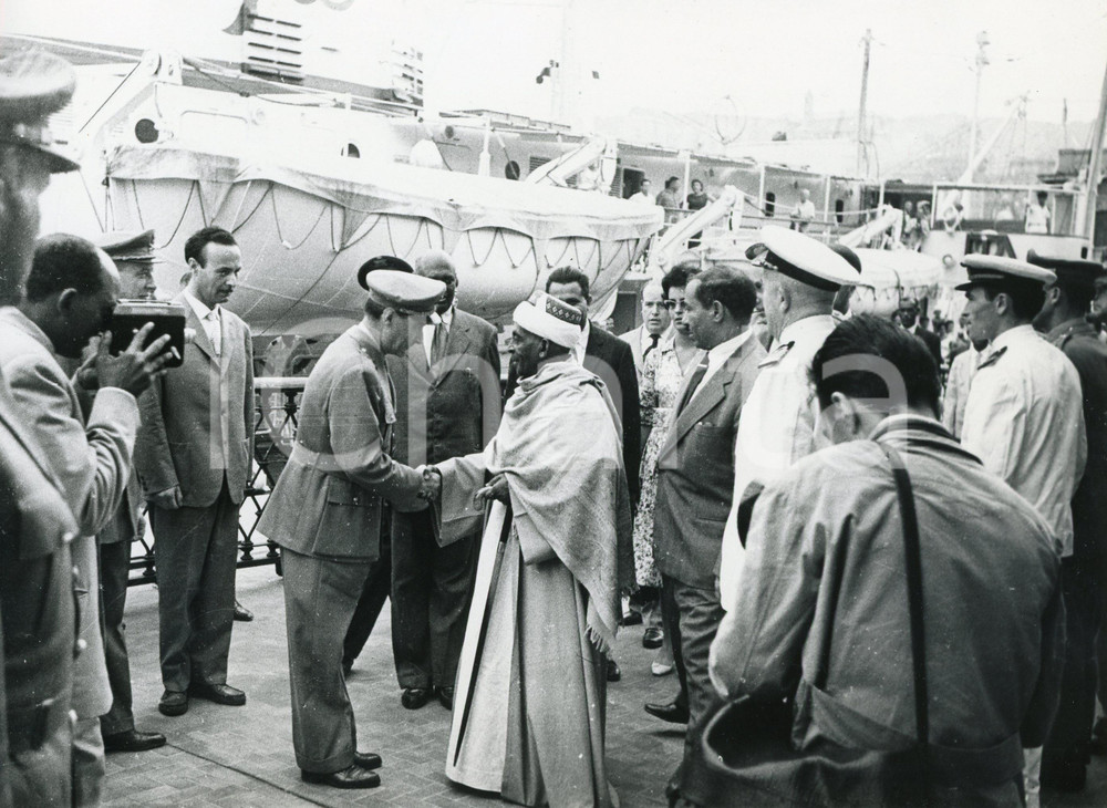 1959 GENOVA Arrivo di un Maharaja indiano (3) - Foto vintage RARA 24x18 cm 23 Settembre 1959Fotografia vintage rara d'epoca.Timbro archivio Publifoto Genova al verso.FORMATO: cm 24x18CONDIZIONI: FAIR (difetti di stampa)ICHARTA mette in vendita le stampe vintage della collezione Publifoto Genova, per la maggior parte inedita o in tiratura di pochi esemplari. Si tratta di un'ottima opportunit&agrave; di investimento per i collezionisti di fotografie d'epoca.    originale e autentica 1