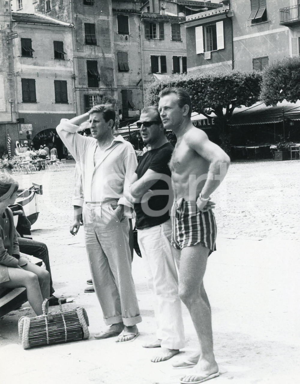 1955 ca PORTOFINO Attore Jacques SERNAS in vacanza - Foto 18x24 cm 1955 caFotografia vintage rara d'epoca.Timbro archivio Publifoto Genova al verso.FORMATO: 18x24 cm CONDIZIONI: G (minimi difetti di stampa)ICHARTA mette in vendita le stampe vintage della collezione Publifoto Genova, per la maggior parte inedita o in tiratura di pochi esemplari. Si tratta di un'ottima opportunit&agrave; di investimento per i collezionisti di fotografie d'epoca.    originale e autentica 1