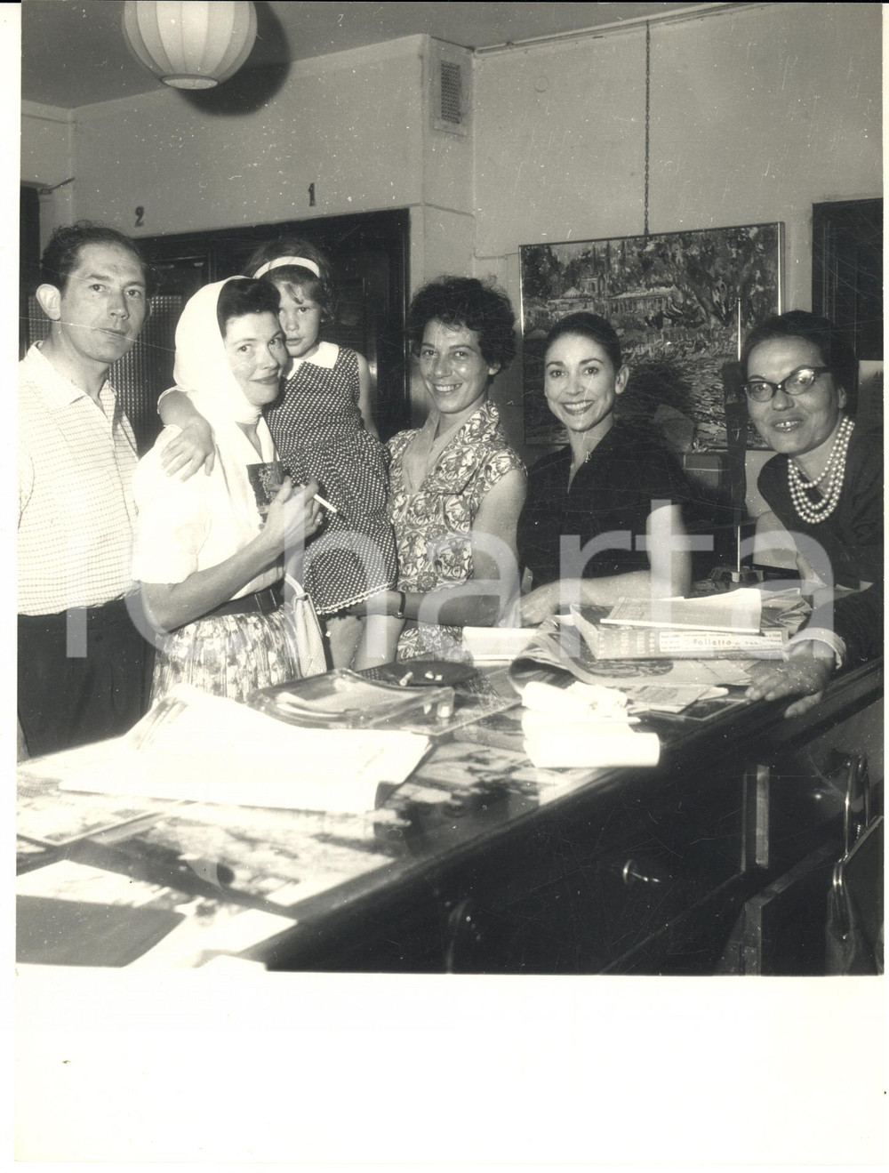 1960 PORTOFINO Margot FONTEYN alla reception dell'albergo - Foto RARA 18x24 cm 1960Fotografia vintage rara d'epoca.Timbro archivio Publifoto Genova al verso.FORMATO: 18x24 cm CONDIZIONI: POOR (difetti di stampa)ICHARTA mette in vendita le stampe vintage della collezione Publifoto Genova, per la maggior parte inedita o in tiratura di pochi esemplari. Si tratta di un'ottima opportunit&agrave; di investimento per i collezionisti di fotografie d'epoca.    originale e autentica 1