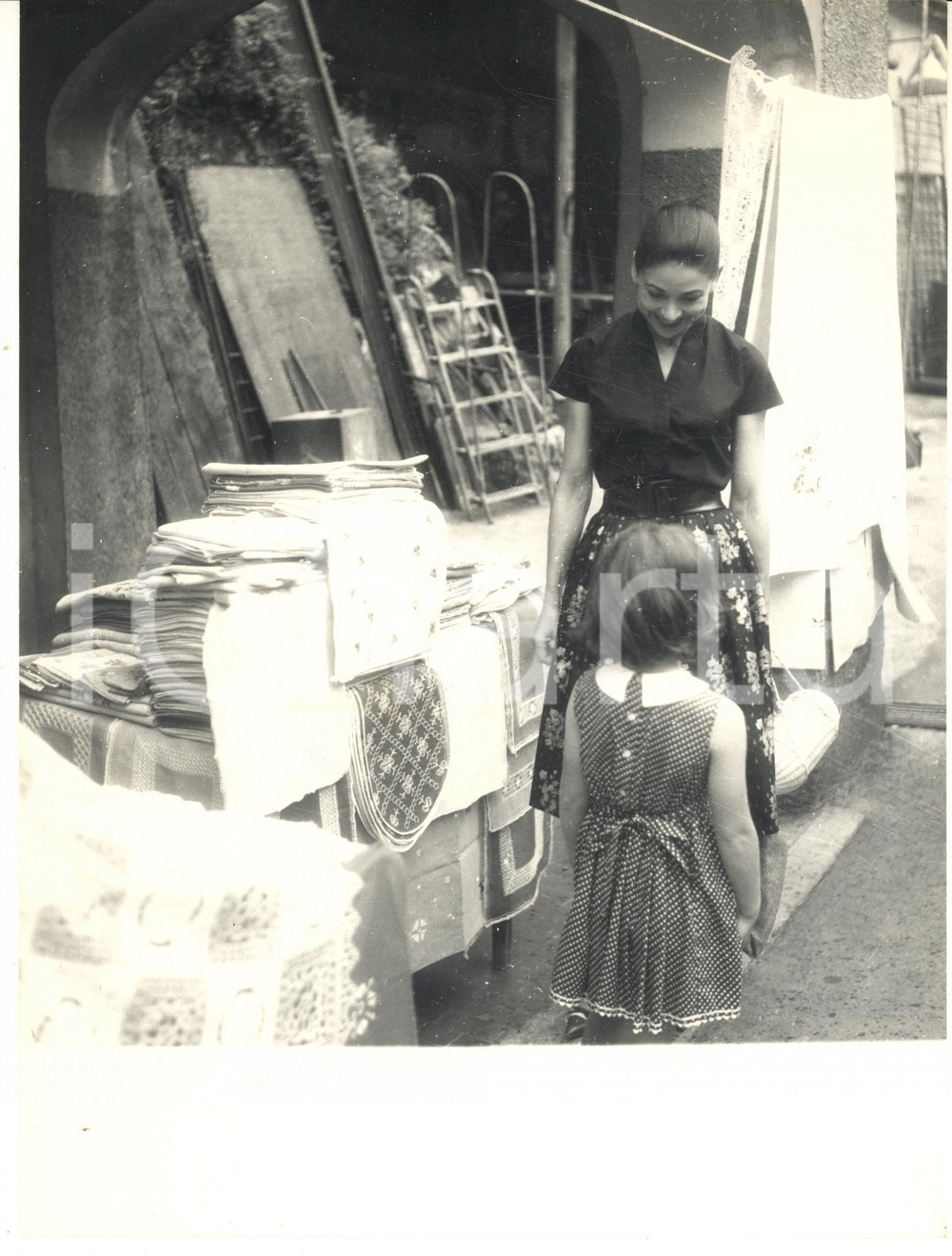 1960 PORTOFINO Margot FONTEYN al mercato al banco della biancheria - Foto RARA 1960Fotografia vintage rara d'epoca.Timbro archivio Publifoto Genova al verso.FORMATO: 18x24 cm CONDIZIONI: FAIR (difetti di stampa)ICHARTA mette in vendita le stampe vintage della collezione Publifoto Genova, per la maggior parte inedita o in tiratura di pochi esemplari. Si tratta di un'ottima opportunit&agrave; di investimento per i collezionisti di fotografie d'epoca.    originale e autentica 1