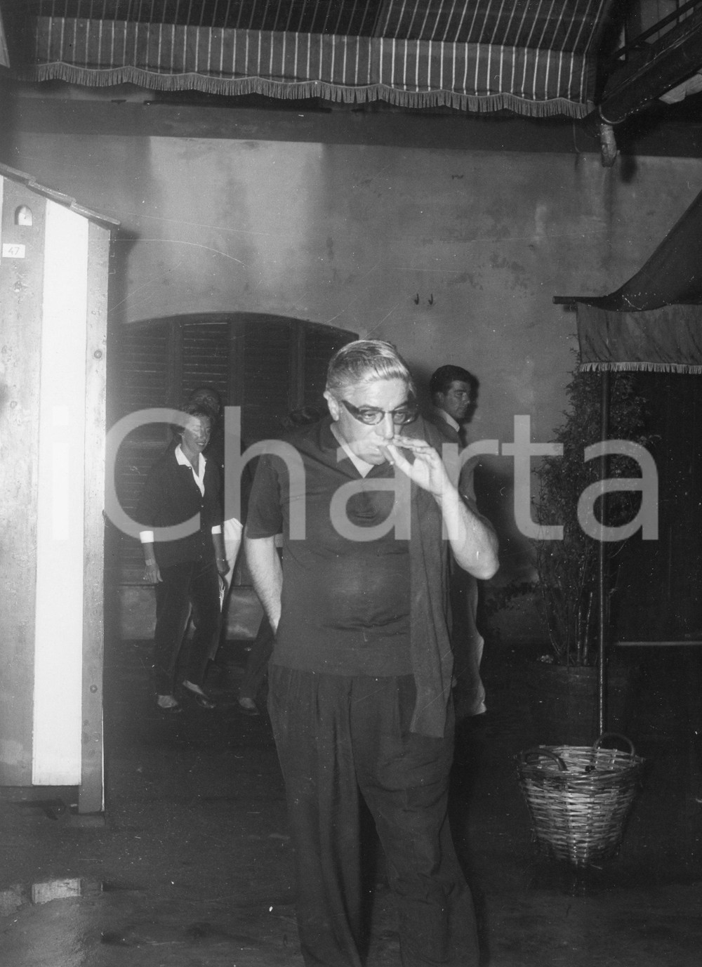 1961 PORTOFINO Aristotele ONASSIS a passeggio con il sigaro - Foto RARA 18x24 cm 17 luglio 1961Fotografia vintage rara d'epoca.Timbro archivio Publifoto Genova al verso.FORMATO: 18x24 cm CONDIZIONI: FAIR (difetti di stampa)ICHARTA mette in vendita le stampe vintage della collezione Publifoto Genova, per la maggior parte inedita o in tiratura di pochi esemplari. Si tratta di un'ottima opportunit&agrave; di investimento per i collezionisti di fotografie d'epoca.    originale e autentica 1