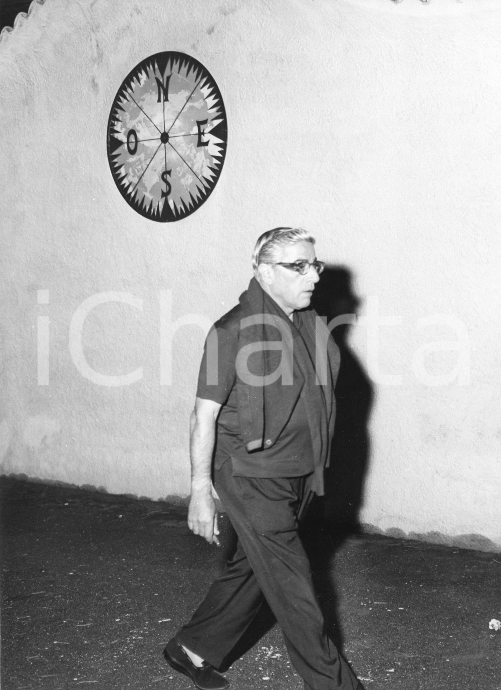 1961 PORTOFINO Aristotele ONASSIS a passeggio - Foto vintage RARA 18x24 cm 17 luglio 1961Fotografia vintage rara d'epoca.Timbro archivio Publifoto Genova al verso.FORMATO: 18x24 cm CONDIZIONI: FAIR (difetti di stampa)ICHARTA mette in vendita le stampe vintage della collezione Publifoto Genova, per la maggior parte inedita o in tiratura di pochi esemplari. Si tratta di un'ottima opportunit&agrave; di investimento per i collezionisti di fotografie d'epoca.    originale e autentica 1