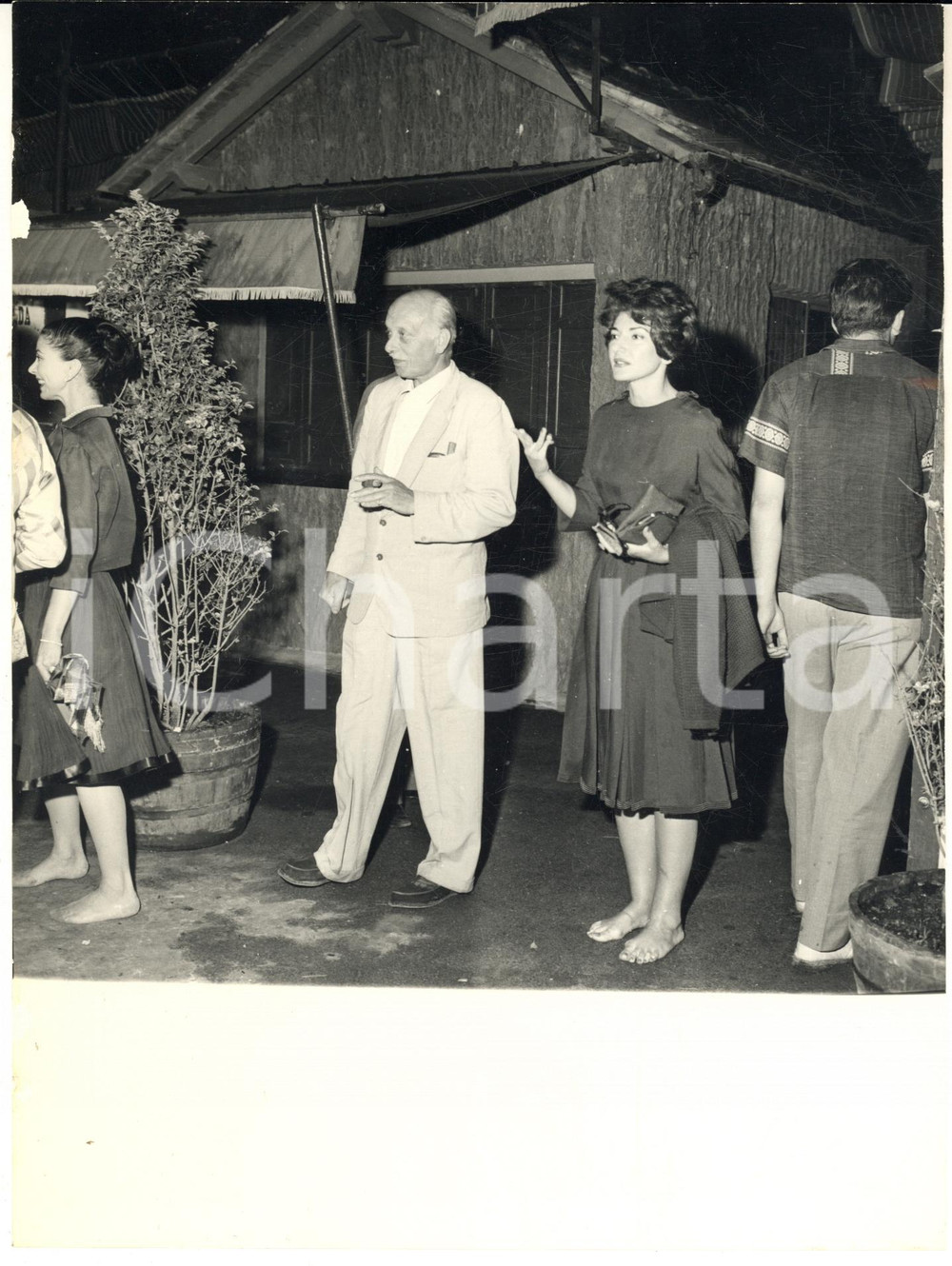 1961 PORTOFINO Maria CALLAS torna verso il panfilo di Onassis - Foto RARA 18x24 17 luglio 1961Fotografia vintage rara d'epoca.Si intravede Margot Fonteyn sul lato sinistro.Timbro archivio Publifoto Genova al verso.FORMATO: 18x24 cm CONDIZIONI: FAIR  (ondulature e minimi difetti di stampa)ICHARTA mette in vendita le stampe vintage della collezione Publifoto Genova, per la maggior parte inedita o in tiratura di pochi esemplari. Si tratta di un'ottima opportunit&agrave; di investimento per i collezionisti di fotografie d'epoca.    originale e autentica 1