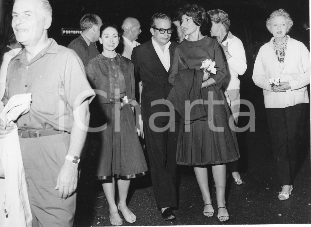 1961 PORTOFINO Maria CALLAS e Margot FONTEYN tornano al panfilo di ONASSIS ^Foto 17 luglio 1961Fotografia vintage rara d'epoca.Timbro archivio Publifoto Genova al verso.FORMATO: 24x18 cm CONDIZIONI: FAIR (difetti di stampa e minima mancanza angolare)ICHARTA mette in vendita le stampe vintage della collezione Publifoto Genova, per la maggior parte inedita o in tiratura di pochi esemplari. Si tratta di un'ottima opportunit&agrave; di investimento per i collezionisti di fotografie d'epoca.    originale e autentica 1