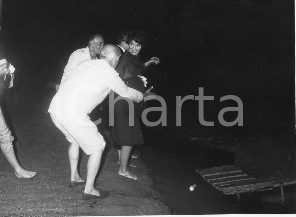 1961 PORTOFINO Maria CALLAS accompagnata verso il panfilo di Onassis - Foto RARA 17 luglio 1961Fotografia vintage rara d'epoca.Timbro archivio Publifoto Genova al verso.FORMATO: 24x18 cm CONDIZIONI: FAIR (piccoli difetti di stampa e minima sbrecciatura al margine superiore)ICHARTA mette in vendita le stampe vintage della collezione Publifoto Genova, per la maggior parte inedita o in tiratura di pochi esemplari. Si tratta di un'ottima opportunit&agrave; di investimento per i collezionisti di fotografie d'epoca.    originale e autentica 1
