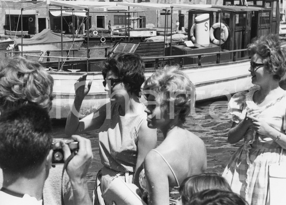 Fotografia d epoca originale 1961 PORTOFINO Imperatrice SORAYA in vacanza con Patricia FEHEAN 1 Foto 1