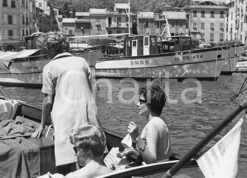 Fotografia d epoca originale 1961 PORTOFINO Imperatrice SORAYA in barca con Patricia FEHEAN  Foto 24x18 cm 1