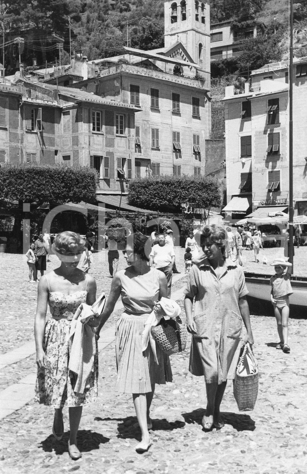 Fotografia d epoca originale 1961 PORTOFINO Imperatrice SORAYA a passeggio con Patricia FEHEAN  Foto RARA 1