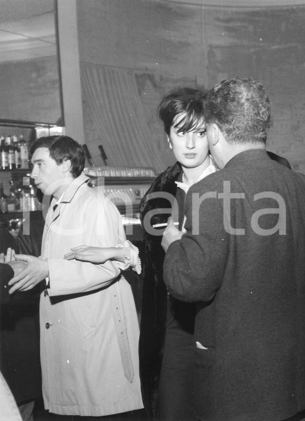 1962 GENOVA Teatro Margherita - Mina e Umberto BINDI a una serata - Foto vintage 1962Fotografia vintage rara d'epoca.Timbro archivio Publifoto Genova al verso.FORMATO: 18x24 cm CONDIZIONI: GICHARTA mette in vendita le stampe vintage della collezione Publifoto Genova, per la maggior parte inedita o in tiratura di pochi esemplari. Si tratta di un'ottima opportunit&agrave; di investimento per i collezionisti di fotografie d'epoca.    originale e autentica 1