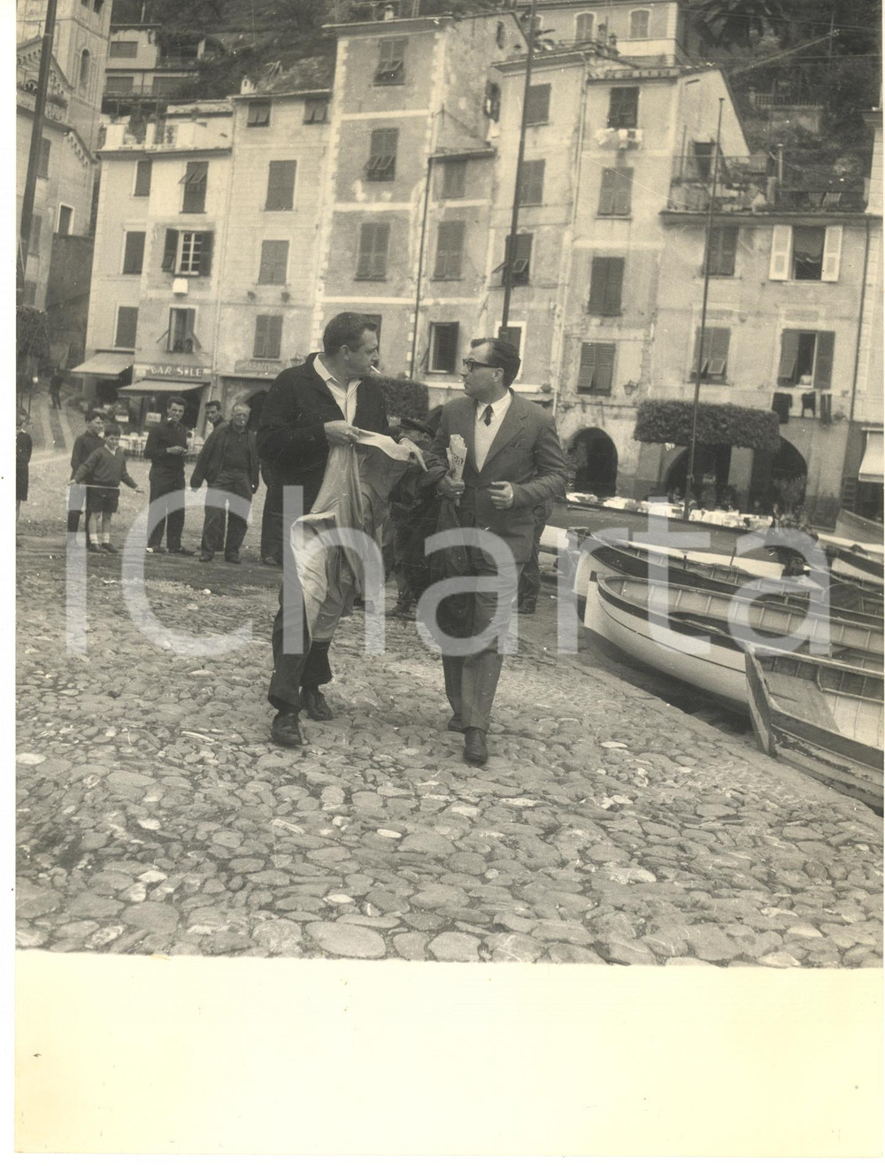 1962 PORTOFINO Raymond BURR con il critico Claudio G. FAVA - Foto (1) 1962Fotografia vintage rara d'epoca.Timbro archivio Publifoto Genova al verso.FORMATO: 18x24 cm CONDIZIONI: G (lievi difetti di stampa)ICHARTA mette in vendita le stampe vintage della collezione Publifoto Genova, per la maggior parte inedita o in tiratura di pochi esemplari. Si tratta di un'ottima opportunit&agrave; di investimento per i collezionisti di fotografie d'epoca.  originale e autentica 0