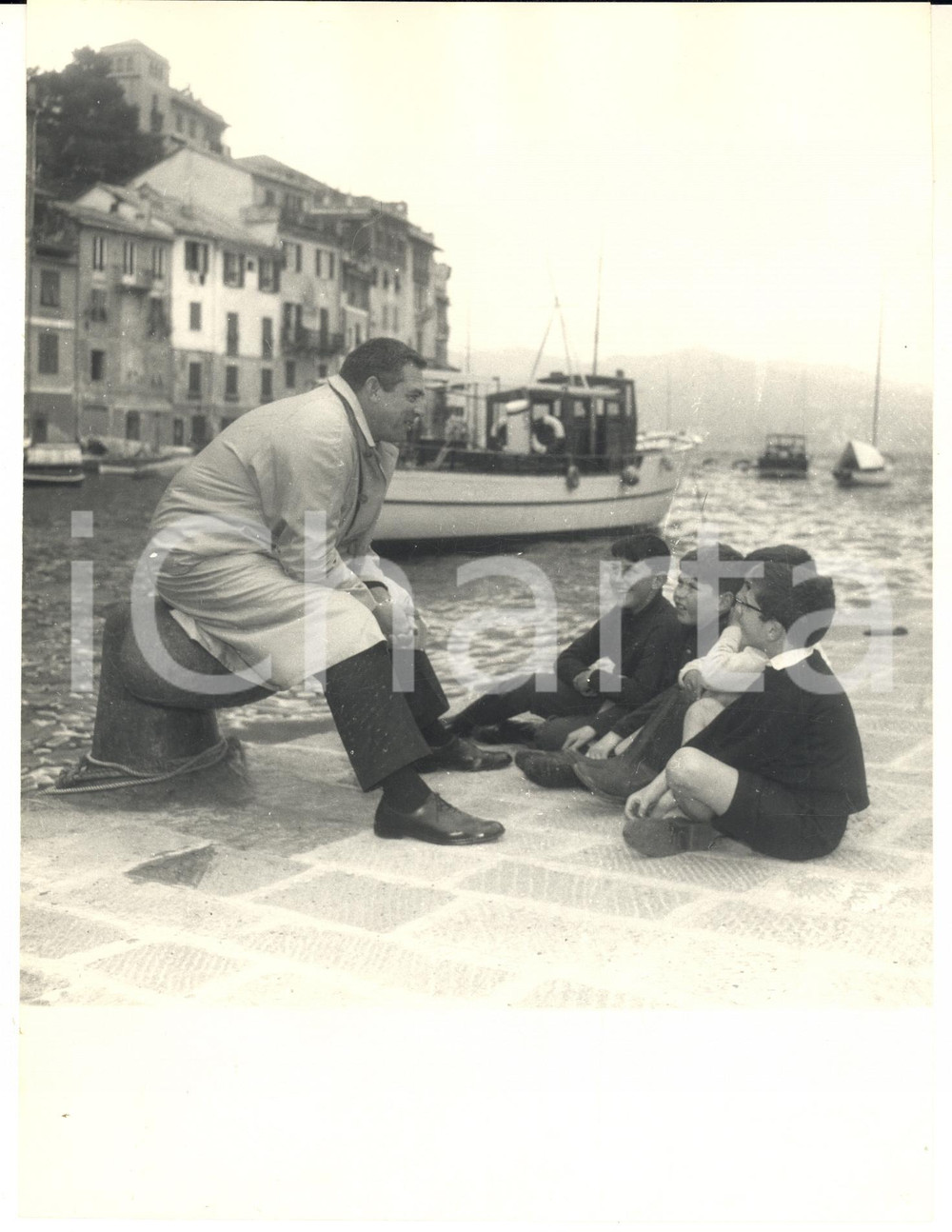 1962 PORTOFINO Raymond BURR con un gruppo di bambini (2) Foto vintage 1962Fotografia vintage rara d'epoca.Timbro archivio Publifoto Genova al verso.FORMATO: 18x24 cm CONDIZIONI: FAIR (ondulature al margine superiore)ICHARTA mette in vendita le stampe vintage della collezione Publifoto Genova, per la maggior parte inedita o in tiratura di pochi esemplari. Si tratta di un'ottima opportunit&agrave; di investimento per i collezionisti di fotografie d'epoca.    originale e autentica 1
