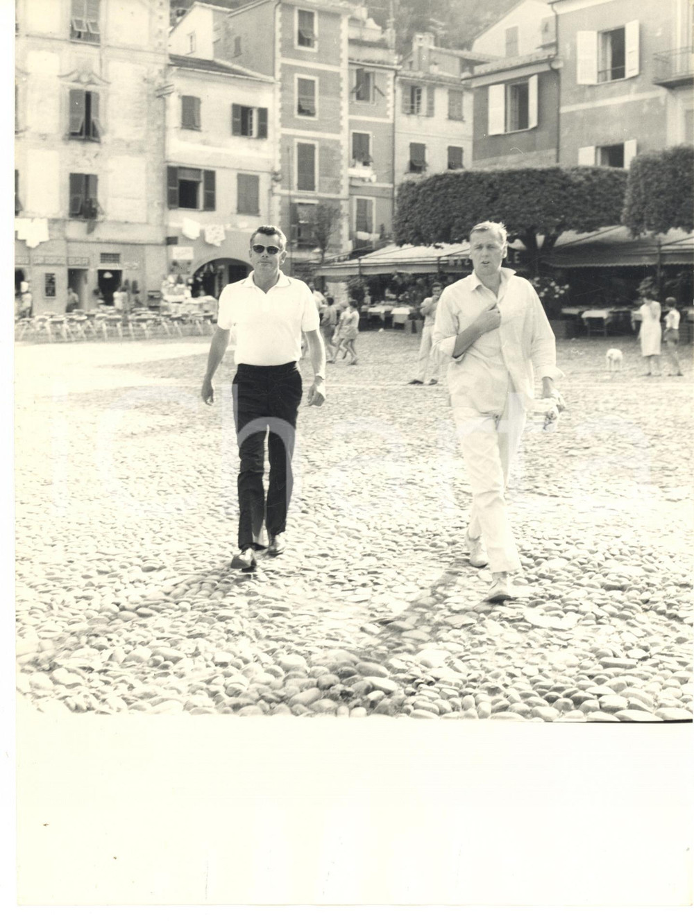 1962 PORTOFINO Glenn FORD a passeggio nella piazzetta - Foto vintage 18x24 cm 1962Fotografia vintage rara d'epoca.Timbro archivio Publifoto Genova al verso.FORMATO: 18x24 cm CONDIZIONI: FAIR (ondulature)ICHARTA mette in vendita le stampe vintage della collezione Publifoto Genova, per la maggior parte inedita o in tiratura di pochi esemplari. Si tratta di un'ottima opportunit&agrave; di investimento per i collezionisti di fotografie d'epoca.    originale e autentica 1