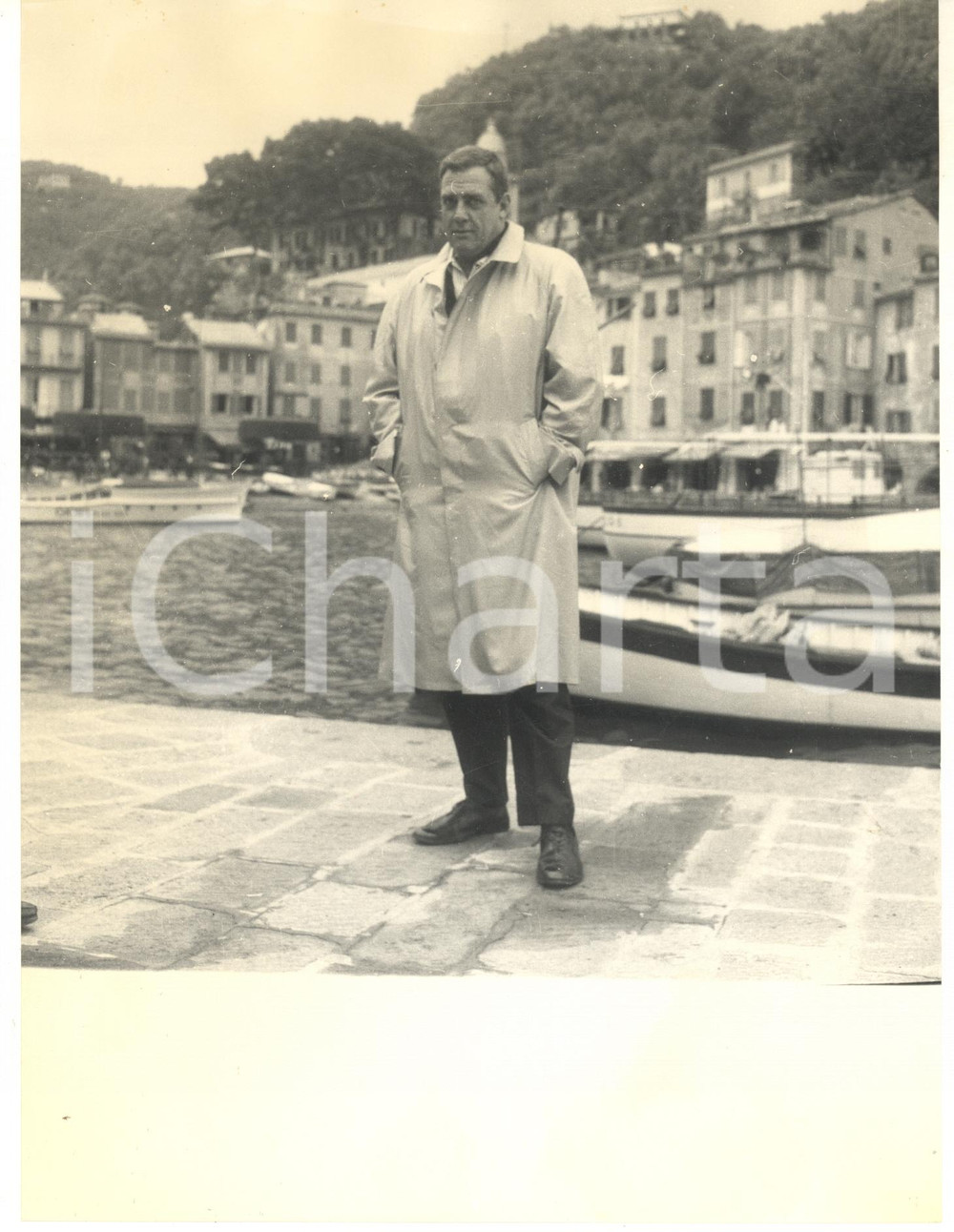 1962 PORTOFINO Attore Raymond BURR al porticciolo *Foto vintage 18x24 cm 1962Fotografia vintage rara d'epoca.Timbro archivio Publifoto Genova al verso.FORMATO: 18x24 cm CONDIZIONI: FAIR (lievi ondulature, ingiallimento e difetti di stampa)ICHARTA mette in vendita le stampe vintage della collezione Publifoto Genova, per la maggior parte inedita o in tiratura di pochi esemplari. Si tratta di un'ottima opportunit&agrave; di investimento per i collezionisti di fotografie d'epoca.    originale e autentica 1