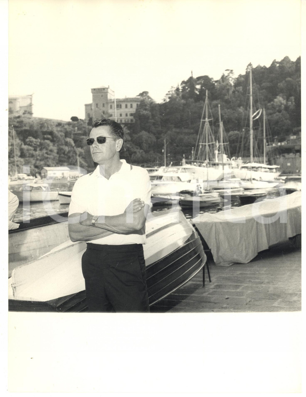 1962 PORTOFINO Glenn FORD a passeggio sul molo (2) Foto vintage 18x24 cm 1962Fotografia vintage rara d'epoca.Timbro archivio Publifoto Genova al verso.FORMATO: 18x24 cm CONDIZIONI: G (lievi increspature)ICHARTA mette in vendita le stampe vintage della collezione Publifoto Genova, per la maggior parte inedita o in tiratura di pochi esemplari. Si tratta di un'ottima opportunit&agrave; di investimento per i collezionisti di fotografie d'epoca.    originale e autentica 1