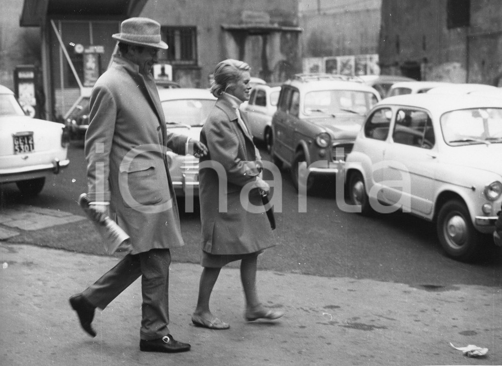 1962 GENOVA Rex HARRISON e Rachel ROBERTS nel centro storico - Foto vintage 1962Fotografia vintage rara d'epoca.Timbro archivio Publifoto Genova al verso.FORMATO: 24x18 cm CONDIZIONI: FAIR (piccoli difetti di stampa)ICHARTA mette in vendita le stampe vintage della collezione Publifoto Genova, per la maggior parte inedita o in tiratura di pochi esemplari. Si tratta di un'ottima opportunit&agrave; di investimento per i collezionisti di fotografie d'epoca.    originale e autentica 1
