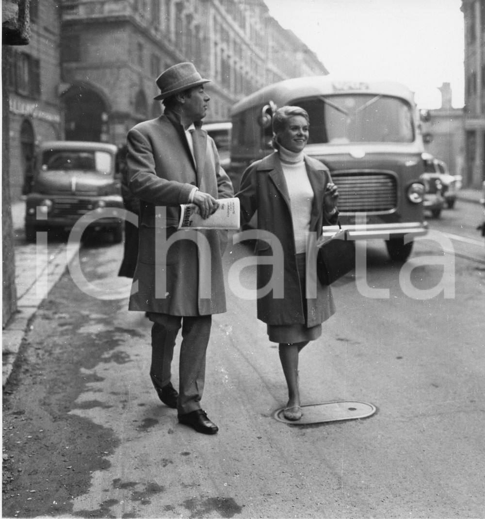 1962 GENOVA Piazza Raibetta - Rex HARRISON e Rachel ROBERTS (2) Foto vintage 1962Fotografia vintage rara d'epoca.Timbro archivio Publifoto Genova al verso.FORMATO: 18x19 cm CONDIZIONI: FAIR (lievi increspature e piccoli difetti di stampa)ICHARTA mette in vendita le stampe vintage della collezione Publifoto Genova, per la maggior parte inedita o in tiratura di pochi esemplari. Si tratta di un'ottima opportunit&agrave; di investimento per i collezionisti di fotografie d'epoca.    originale e autentica 1