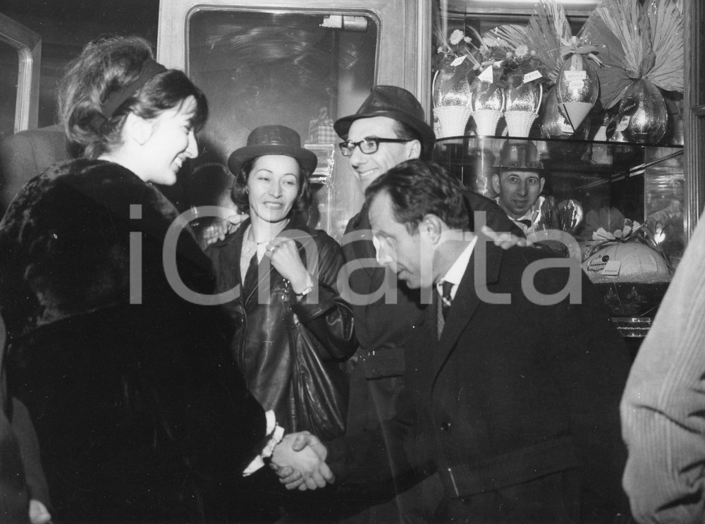 Fotografia d epoca originale 1962 GENOVA Teatro Margherita  Mina e Febo CONTI a una serata  Foto vintage 1