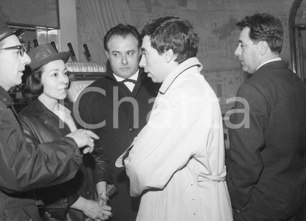 1962 GENOVA Teatro Margherita -  Umberto BINDI a una serata - Foto vintage 24x18 1962Fotografia vintage rara d'epoca.Si riconosce Febo Conti sul lato sinistro.Timbro archivio Publifoto Genova al verso.FORMATO: 24x18 cm CONDIZIONI: GICHARTA mette in vendita le stampe vintage della collezione Publifoto Genova, per la maggior parte inedita o in tiratura di pochi esemplari. Si tratta di un'ottima opportunit&agrave; di investimento per i collezionisti di fotografie d'epoca.    originale e autentica 1