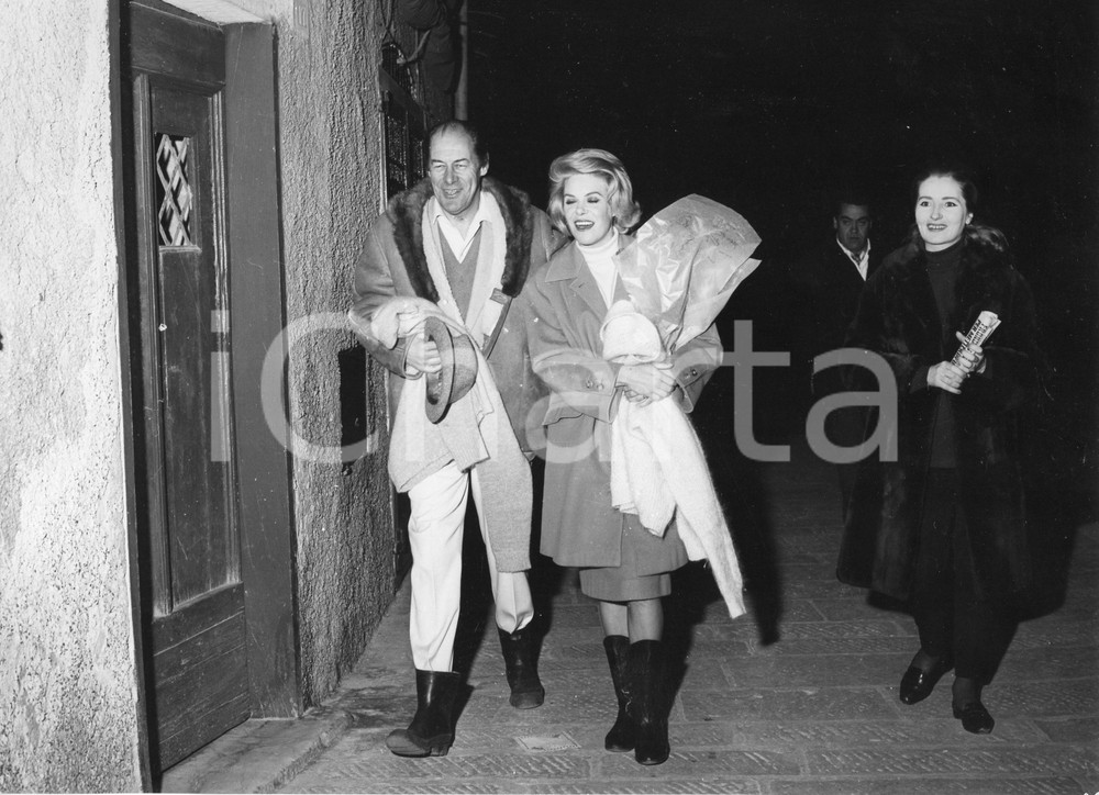 1962 GENOVA Rex HARRISON e Rachel ROBERTS a passeggio (2) Foto vintage 18x24 1962Fotografia vintage rara d'epoca.Timbro archivio Publifoto Genova al verso.FORMATO: 24x18 cm CONDIZIONI: FAIR (piccoli difetti di stampa)ICHARTA mette in vendita le stampe vintage della collezione Publifoto Genova, per la maggior parte inedita o in tiratura di pochi esemplari. Si tratta di un'ottima opportunit&agrave; di investimento per i collezionisti di fotografie d'epoca.    originale e autentica 1