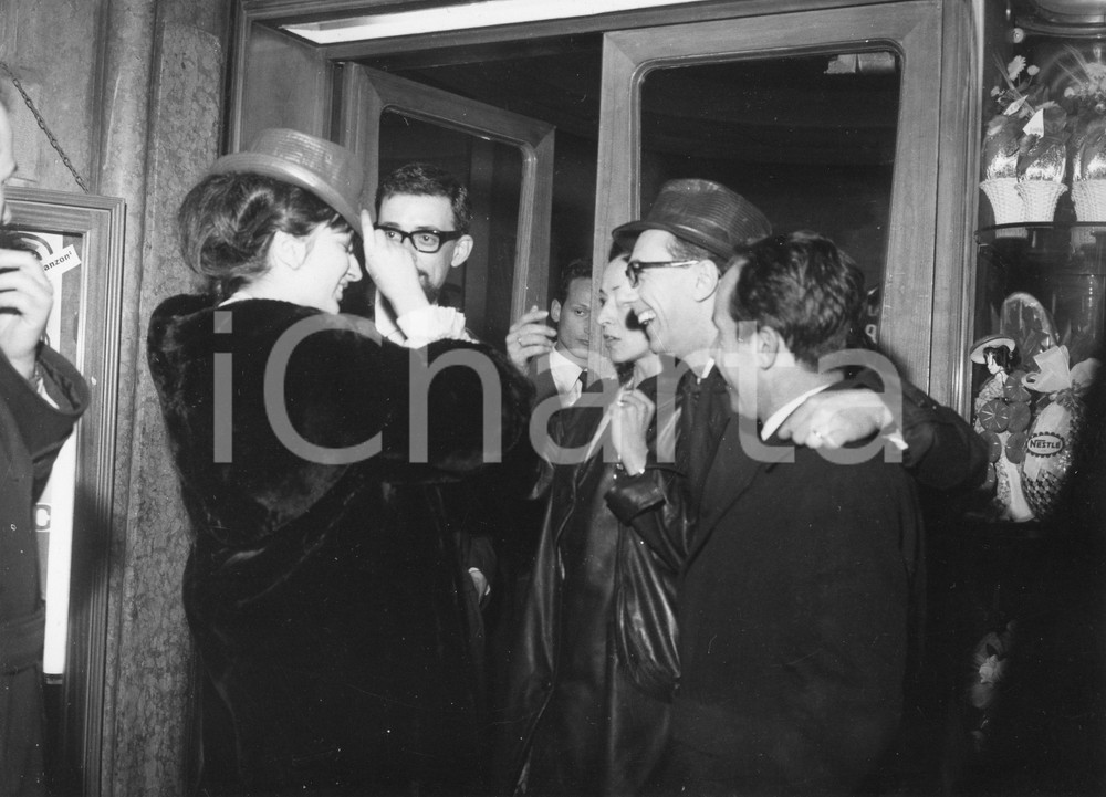 1962 GENOVA Teatro Margherita - Mina e Febo CONTI a una serata (2) Foto 24x18 1962Fotografia vintage rara d'epoca.Timbro archivio Publifoto Genova al verso.FORMATO: 24x18 cm ICHARTA mette in vendita le stampe vintage della collezione Publifoto Genova, per la maggior parte inedita o in tiratura di pochi esemplari. Si tratta di un'ottima opportunità di investimento per i collezionisti di fotografie d'epoca. GOOD/buono   originale e autentica 1