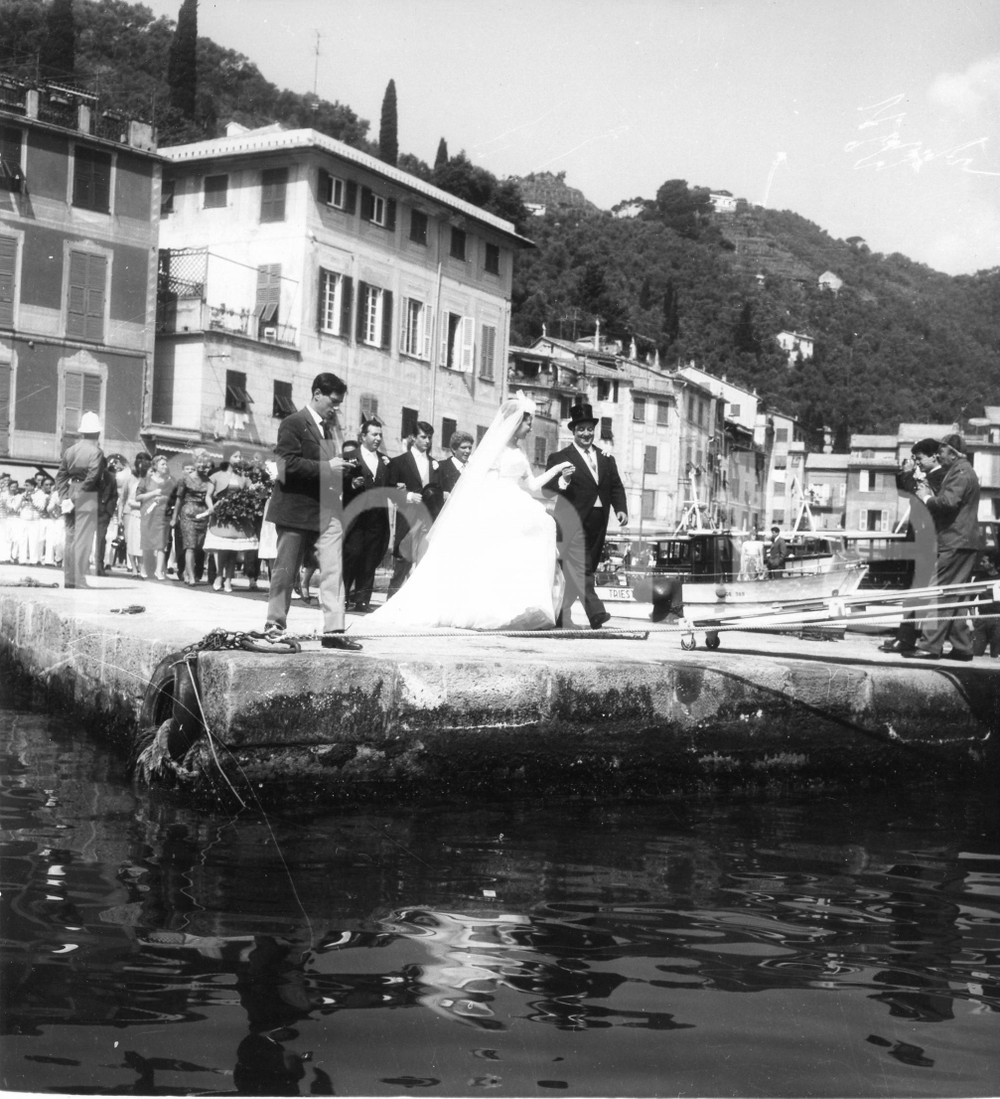 1962 PORTOFINO Film "Appuntamento in Riviera" - Nozze MINA -Tony RENIS  (1) Foto 1962Fotografia vintage rara d'epoca, scattata sul set del musicarello "Appuntamento in Riviera".Timbro archivio Publifoto Genova al verso.FORMATO: 18x19 cm CONDIZIONI: POOR (difetti di stampa)ICHARTA mette in vendita le stampe vintage della collezione Publifoto Genova, per la maggior parte inedita o in tiratura di pochi esemplari. Si tratta di un'ottima opportunit&agrave; di investimento per i collezionisti di fotografie d'epoca.    originale e autentica 1
