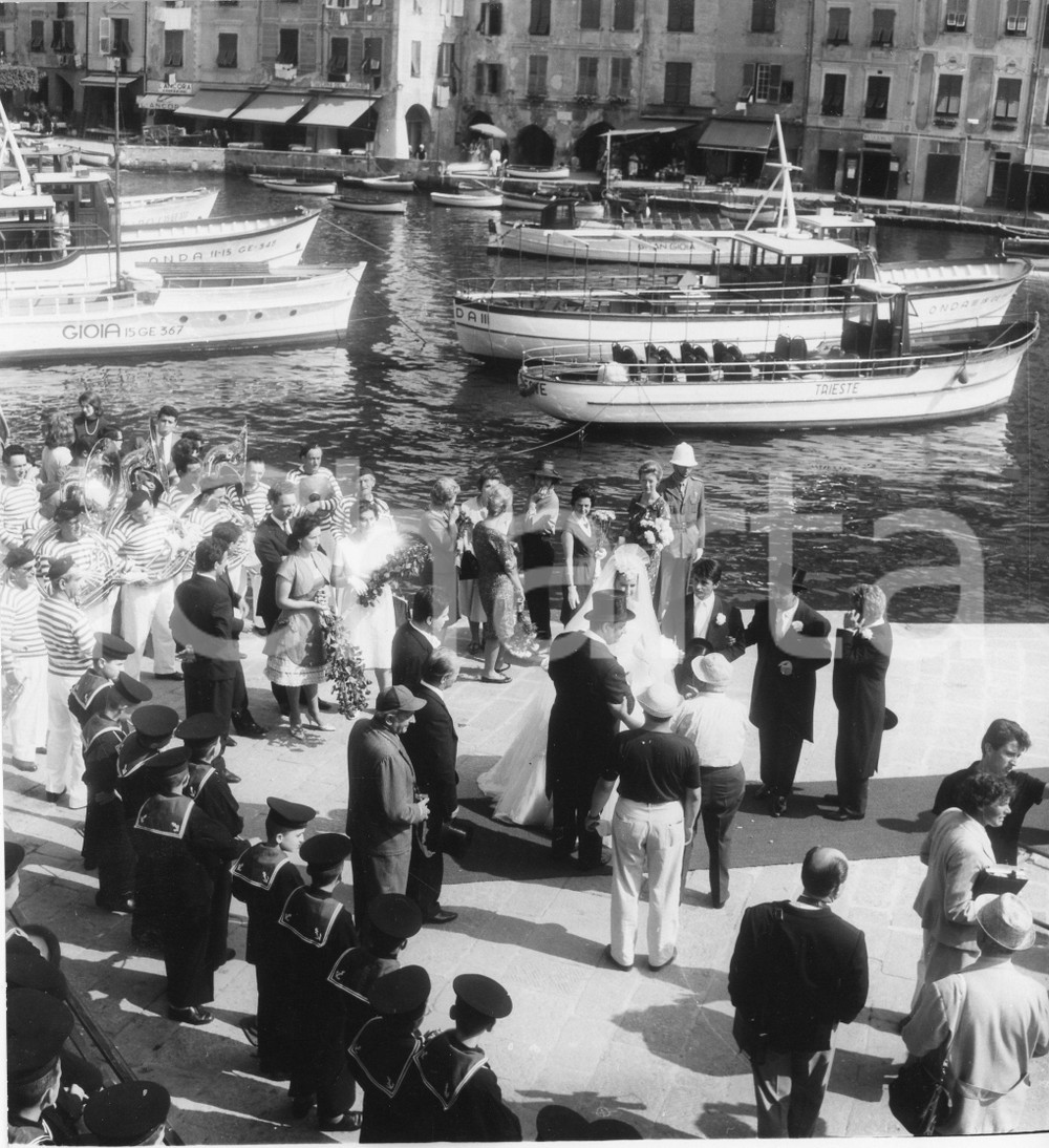 1962 PORTOFINO Film "Appuntamento in Riviera" - Nozze MINA -Tony RENIS  (3) Foto 1962Fotografia vintage rara d'epoca, scattata sul set del musicarello "Appuntamento in Riviera".Timbro archivio Publifoto Genova al verso.FORMATO: 18x19 cm CONDIZIONI: G (minimi difetti di stampa)ICHARTA mette in vendita le stampe vintage della collezione Publifoto Genova, per la maggior parte inedita o in tiratura di pochi esemplari. Si tratta di un'ottima opportunit&agrave; di investimento per i collezionisti di fotografie d'epoca.    originale e autentica 1