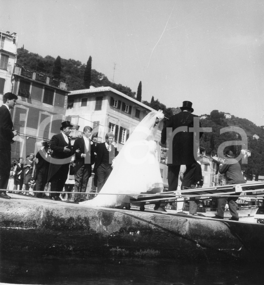 1962 PORTOFINO Film "Appuntamento in Riviera" - Nozze MINA -Tony RENIS (4) Foto 1962Fotografia vintage rara d'epoca, scattata sul set del musicarello "Appuntamento in Riviera".Timbro archivio Publifoto Genova al verso.FORMATO: 18x19 cm CONDIZIONI: FAIR (difetti di stampa)ICHARTA mette in vendita le stampe vintage della collezione Publifoto Genova, per la maggior parte inedita o in tiratura di pochi esemplari. Si tratta di un'ottima opportunit&agrave; di investimento per i collezionisti di fotografie d'epoca.    originale e autentica 1