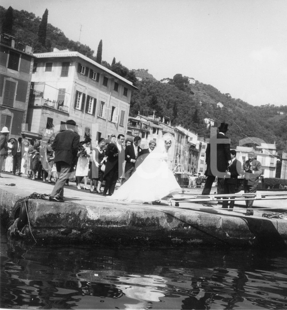 1962 PORTOFINO Film "Appuntamento in Riviera" - Nozze MINA -Tony RENIS (5) Foto 1962Fotografia vintage rara d'epoca, scattata sul set del musicarello "Appuntamento in Riviera".Timbro archivio Publifoto Genova al verso.FORMATO: 18x19 cm CONDIZIONI: FAIR (minima piegatura angolare; difetti di stampa)ICHARTA mette in vendita le stampe vintage della collezione Publifoto Genova, per la maggior parte inedita o in tiratura di pochi esemplari. Si tratta di un'ottima opportunit&agrave; di investimento per i collezionisti di fotografie d'epoca.    originale e autentica 1