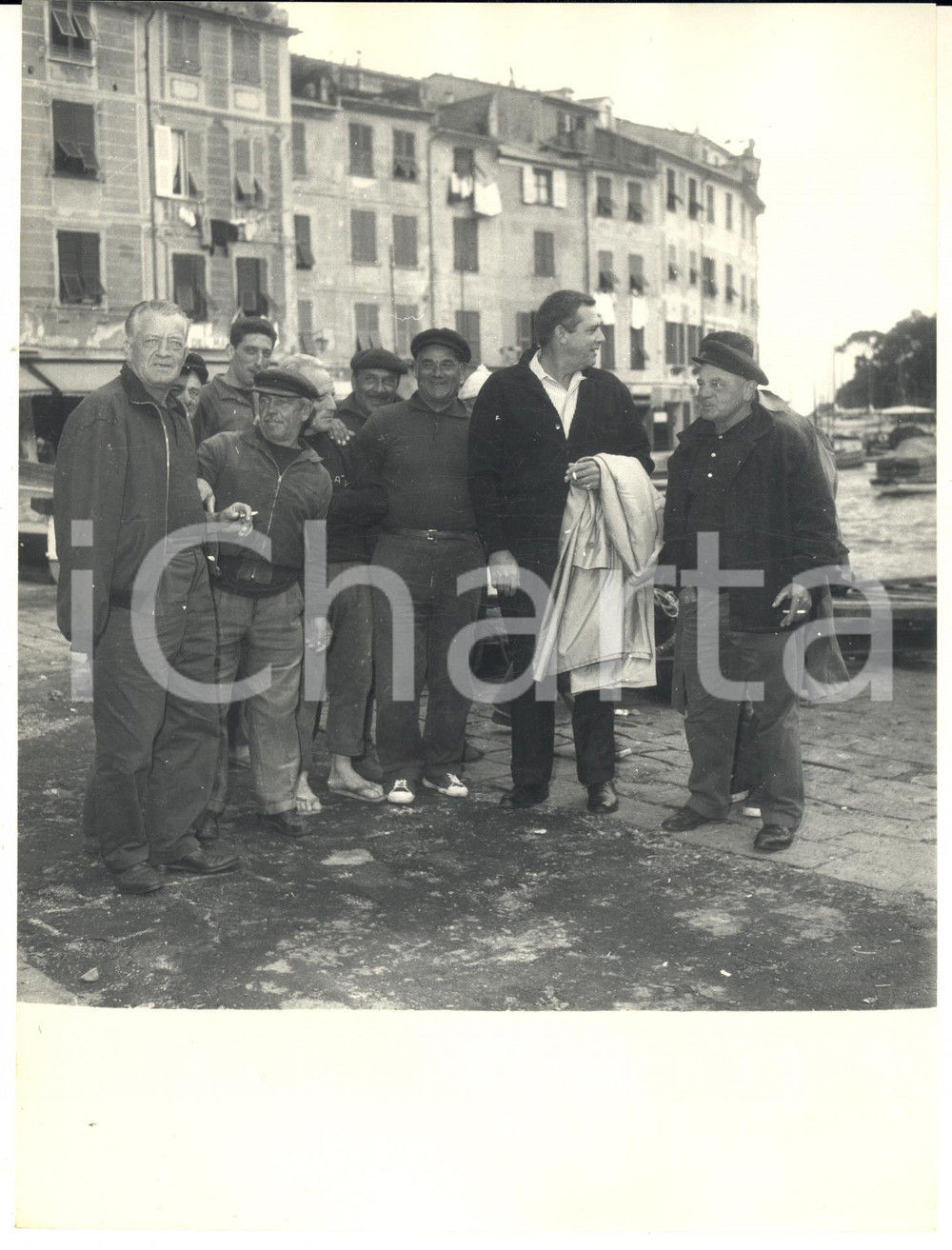 1962 PORTOFINO Attore Raymond BURR tra i pescatori - Foto vintage 18x24 cm 1962Fotografia vintage rara d'epoca.Timbro archivio Publifoto Genova al verso.FORMATO: 18x24 cm CONDIZIONI: FAIR (ondulature e piccoli difetti di stampa)ICHARTA mette in vendita le stampe vintage della collezione Publifoto Genova, per la maggior parte inedita o in tiratura di pochi esemplari. Si tratta di un'ottima opportunit&agrave; di investimento per i collezionisti di fotografie d'epoca.     originale e autentica 1