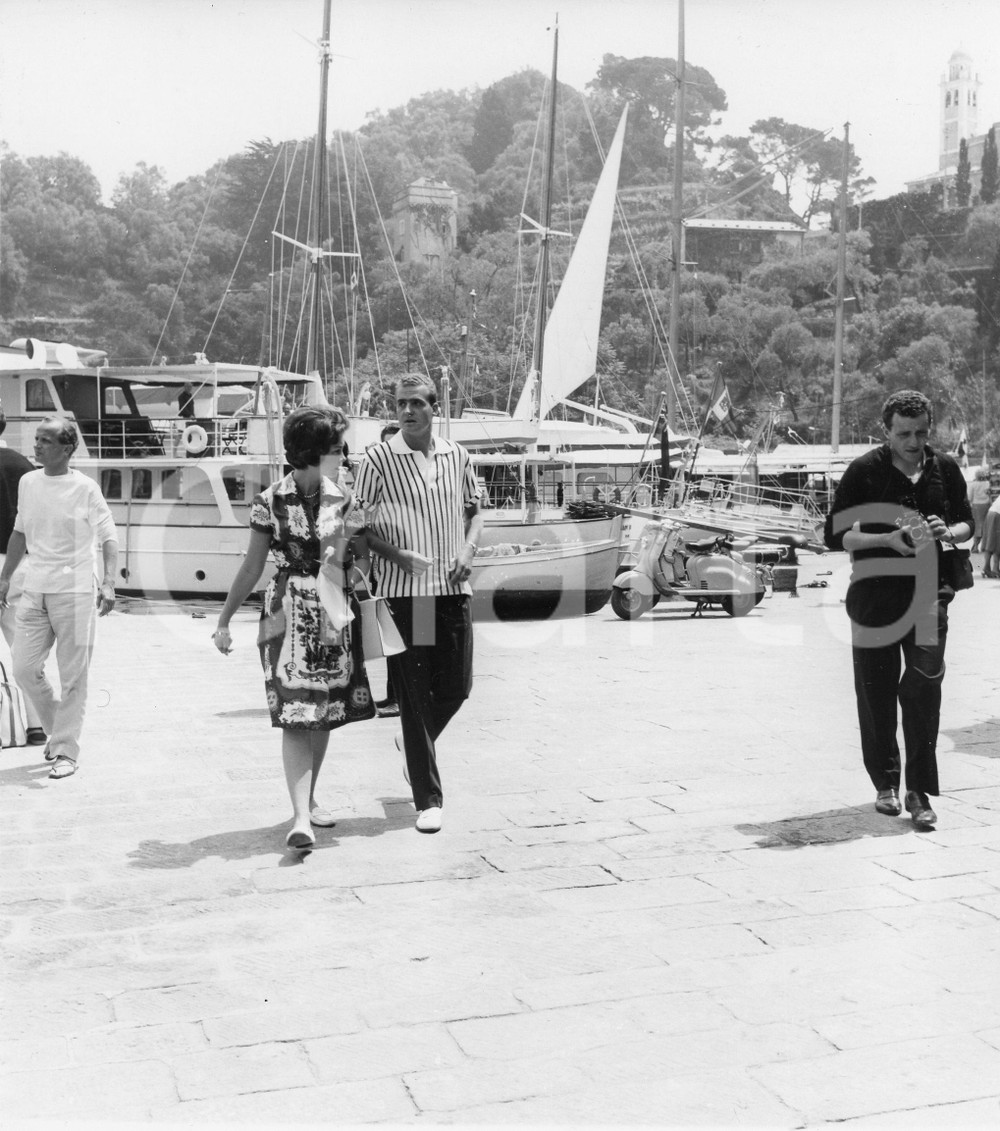 1962 PORTOFINO Juan Carlos di Borbone in vacanza con Sofia di Grecia (1) Foto 1962Fotografia vintage rara d'epoca.Timbro archivio Publifoto Genova al verso.FORMATO: 18x19 cm CONDIZIONI: FAIR (lieve ondulatura; difetti di stampa)ICHARTA mette in vendita le stampe vintage della collezione Publifoto Genova, per la maggior parte inedita o in tiratura di pochi esemplari. Si tratta di un'ottima opportunit&agrave; di investimento per i collezionisti di fotografie d'epoca.    originale e autentica 1