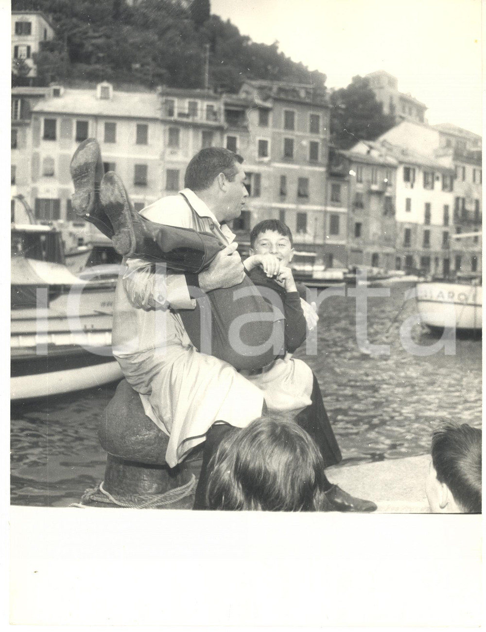 1962 PORTOFINO Attore Raymond BURR gioca con un bambino -  Foto vintage (1) 1962Fotografia vintage rara d'epoca.Timbro archivio Publifoto Genova al verso.FORMATO: 18x24 cm CONDIZIONI: FAIR (lievi ondulature; difetti di stampa)ICHARTA mette in vendita le stampe vintage della collezione Publifoto Genova, per la maggior parte inedita o in tiratura di pochi esemplari. Si tratta di un'ottima opportunit&agrave; di investimento per i collezionisti di fotografie d'epoca.     originale e autentica 1
