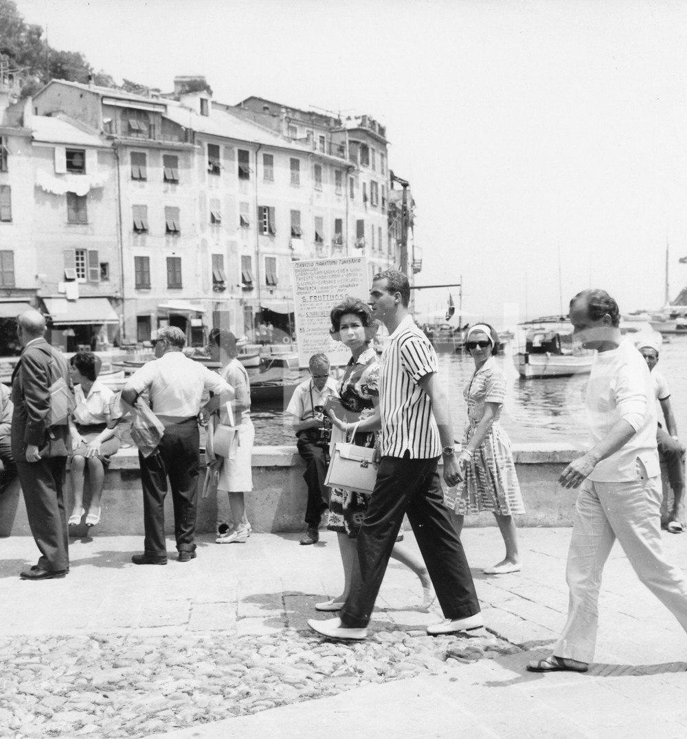 1962 PORTOFINO Juan Carlos di Borbone in vacanza con Sofia di Grecia *Foto (2) 1962Fotografia vintage rara d'epoca.Timbro archivio Publifoto Genova al verso.FORMATO: 18x19 cm CONDIZIONI: G (lievi sovraimpressioni)ICHARTA mette in vendita le stampe vintage della collezione Publifoto Genova, per la maggior parte inedita o in tiratura di pochi esemplari. Si tratta di un'ottima opportunit&agrave; di investimento per i collezionisti di fotografie d'epoca.    originale e autentica 1