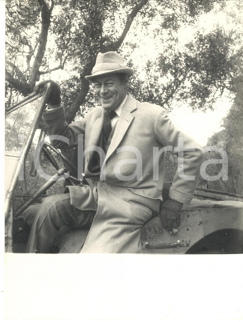 1962 PORTOFINO Attore Rex HARRISON scende dall'auto - Foto vintage 18x24 (1) 1962Fotografia vintage rara d'epoca.Timbro archivio Publifoto Genova al verso.FORMATO: 18x24 cm CONDIZIONI: FAIR (graffi superficiali)ICHARTA mette in vendita le stampe vintage della collezione Publifoto Genova, per la maggior parte inedita o in tiratura di pochi esemplari. Si tratta di un'ottima opportunit&agrave; di investimento per i collezionisti di fotografie d'epoca.     originale e autentica 1