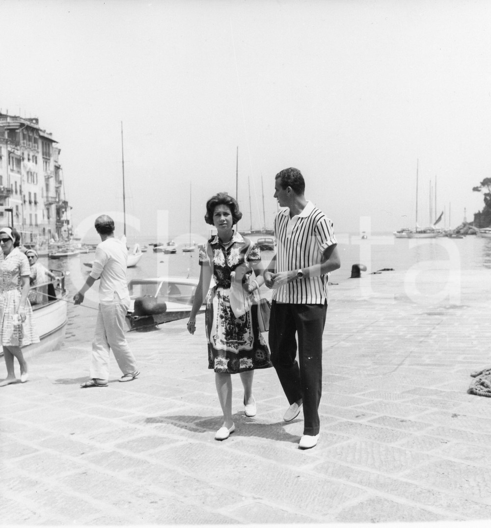 1962 PORTOFINO Juan Carlos di Borbone a passeggio con Sofia di Grecia (1) Foto 1962Fotografia vintage rara d'epoca.Timbro archivio Publifoto Genova al verso.FORMATO: 18x19 cm CONDIZIONI: G ICHARTA mette in vendita le stampe vintage della collezione Publifoto Genova, per la maggior parte inedita o in tiratura di pochi esemplari. Si tratta di un'ottima opportunit&agrave; di investimento per i collezionisti di fotografie d'epoca.    originale e autentica 1