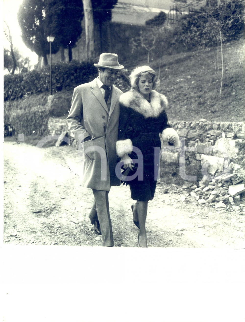 1962 PORTOFINO Rex HARRISON e Rachel ROBERTS a passeggio - Foto vintage 18x24 cm 1962Fotografia vintage rara d'epoca.Timbro archivio Publifoto Genova al verso.FORMATO: 18x24 cm CONDIZIONI: FAIR (piccoli difetti di stampa)ICHARTA mette in vendita le stampe vintage della collezione Publifoto Genova, per la maggior parte inedita o in tiratura di pochi esemplari. Si tratta di un'ottima opportunit&agrave; di investimento per i collezionisti di fotografie d'epoca.    originale e autentica 1