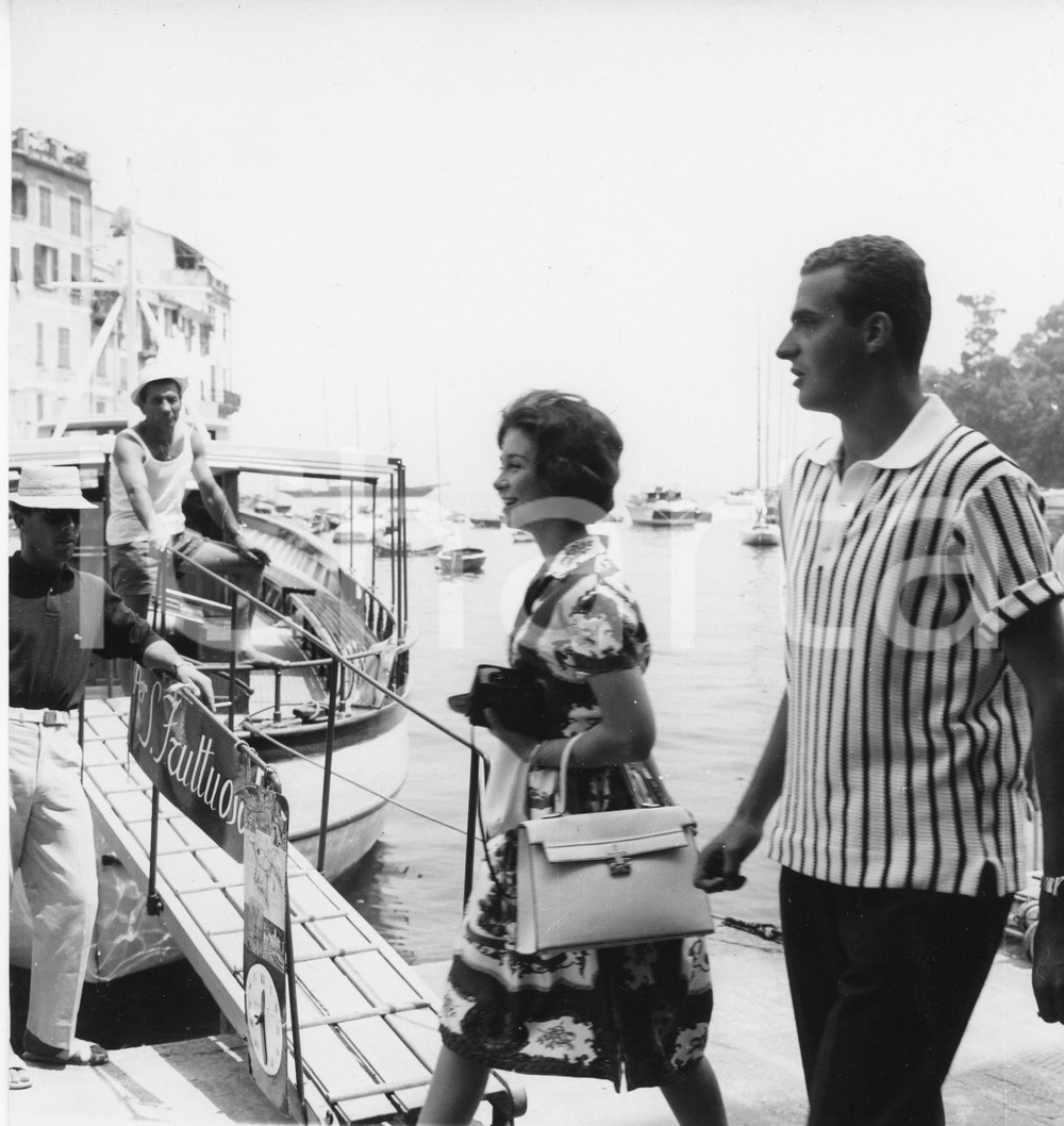 1962 PORTOFINO Juan Carlos di Borbone a passeggio con Sofia di Grecia *Foto (3) 1962Fotografia vintage rara d'epoca.Timbro archivio Publifoto Genova al verso.FORMATO: 18x19 cm CONDIZIONI: G (lievi increspature marginali)ICHARTA mette in vendita le stampe vintage della collezione Publifoto Genova, per la maggior parte inedita o in tiratura di pochi esemplari. Si tratta di un'ottima opportunit&agrave; di investimento per i collezionisti di fotografie d'epoca.    originale e autentica 1