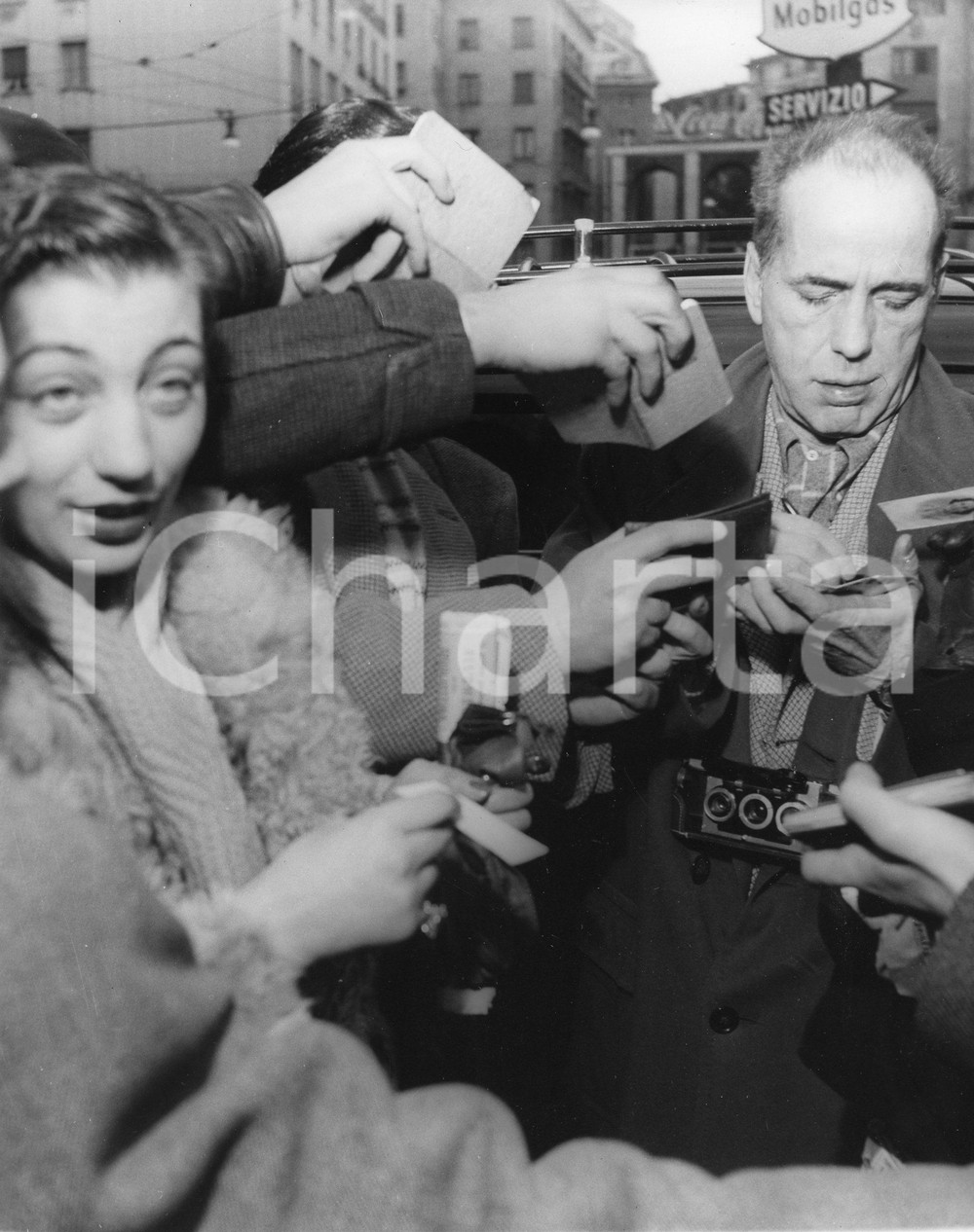 1954 GENOVA Piazza Dante - Humphrey BOGART firma autografi - Foto vintage RARA 1954Fotografia vintage rara d'epoca.Timbro archivio Publifoto Genova al verso.FORMATO: 18x21 cm CONDIZIONI: FAIR(minimi difetti di stampa; piccola piegatura angolare e al margine superiore)ICHARTA mette in vendita le stampe vintage della collezione Publifoto Genova, per la maggior parte inedita o in tiratura di pochi esemplari. Si tratta di un'ottima opportunit&agrave; di investimento per i collezionisti di fotografie d'epoca.    originale e autentica 1