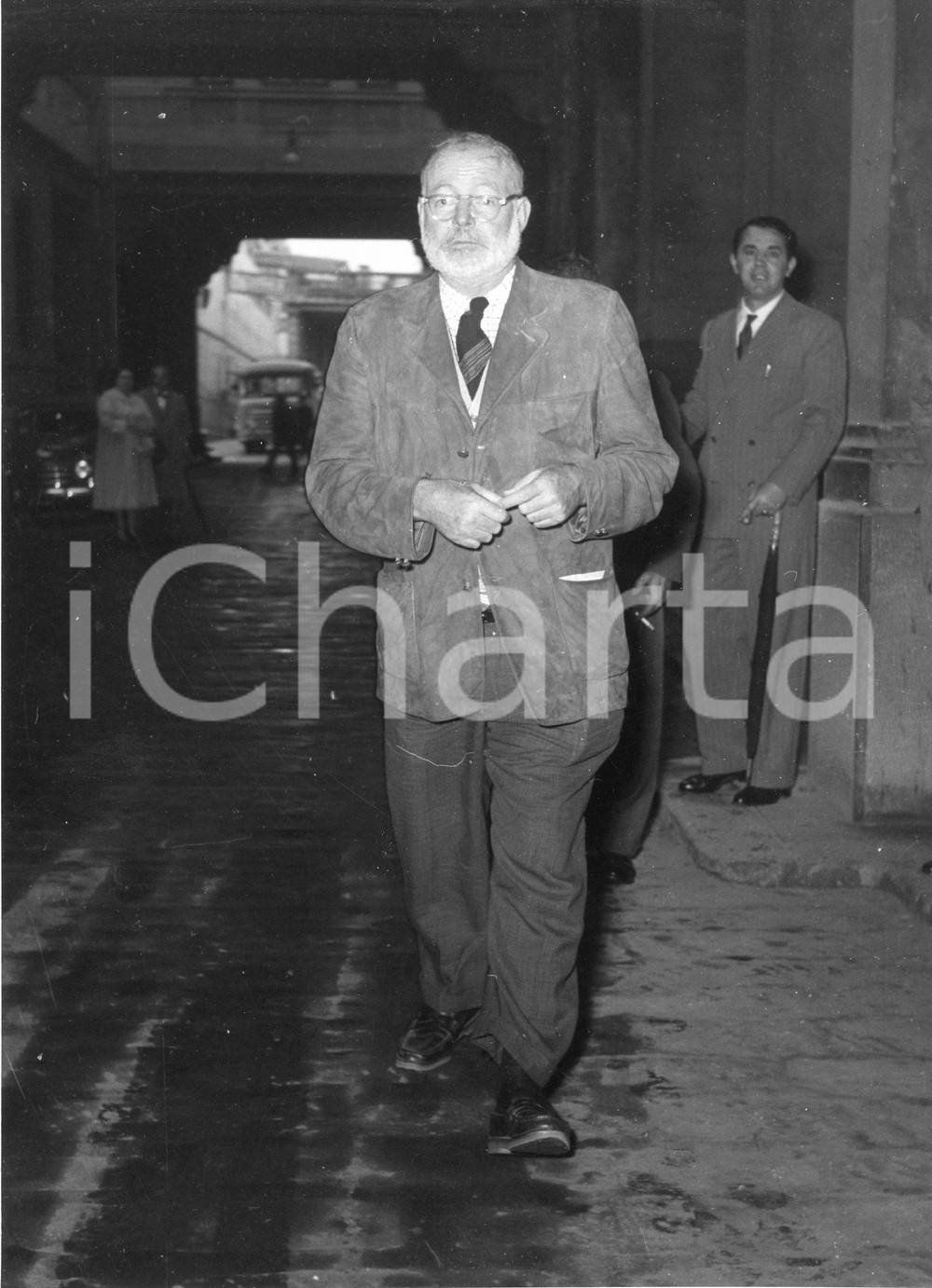 1954 GENOVA Ernest HEMINGWAY di ritorno dall'Africa - Foto vintage RARA 1954Fotografia vintage rara d'epoca.Timbro archivio Publifoto Genova al verso.FORMATO: 18x24 cm CONDIZIONI: GICHARTA mette in vendita le stampe vintage della collezione Publifoto Genova, per la maggior parte inedita o in tiratura di pochi esemplari. Si tratta di un'ottima opportunit&agrave; di investimento per i collezionisti di fotografie d'epoca.    originale e autentica 1