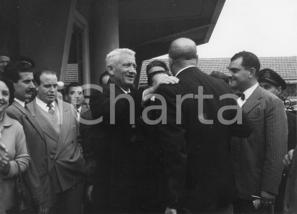 1954 GENOVA Stazione marittima - Arrivo di Spencer TRACY - Foto vintage RARA 1954Fotografia vintage rara d'epoca.Timbro archivio Publifoto Genova al verso.FORMATO: 24x18 cm CONDIZIONI: G (minima piegatura angolare e difetti di stampa)ICHARTA mette in vendita le stampe vintage della collezione Publifoto Genova, per la maggior parte inedita o in tiratura di pochi esemplari. Si tratta di un'ottima opportunit&agrave; di investimento per i collezionisti di fotografie d'epoca.    originale e autentica 1