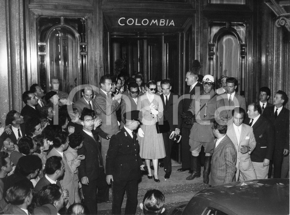 1957 GENOVA Hotel Colombia - I principi Ranieri e Grace di Monaco - Foto 24x18 1957Fotografia vintage rara d'epoca.Timbro archivio Publifoto Genova al verso.FORMATO: 24x18 cm CONDIZIONI: GICHARTA mette in vendita le stampe vintage della collezione Publifoto Genova, per la maggior parte inedita o in tiratura di pochi esemplari. Si tratta di un'ottima opportunit&agrave; di investimento per i collezionisti di fotografie d'epoca.    originale e autentica 1