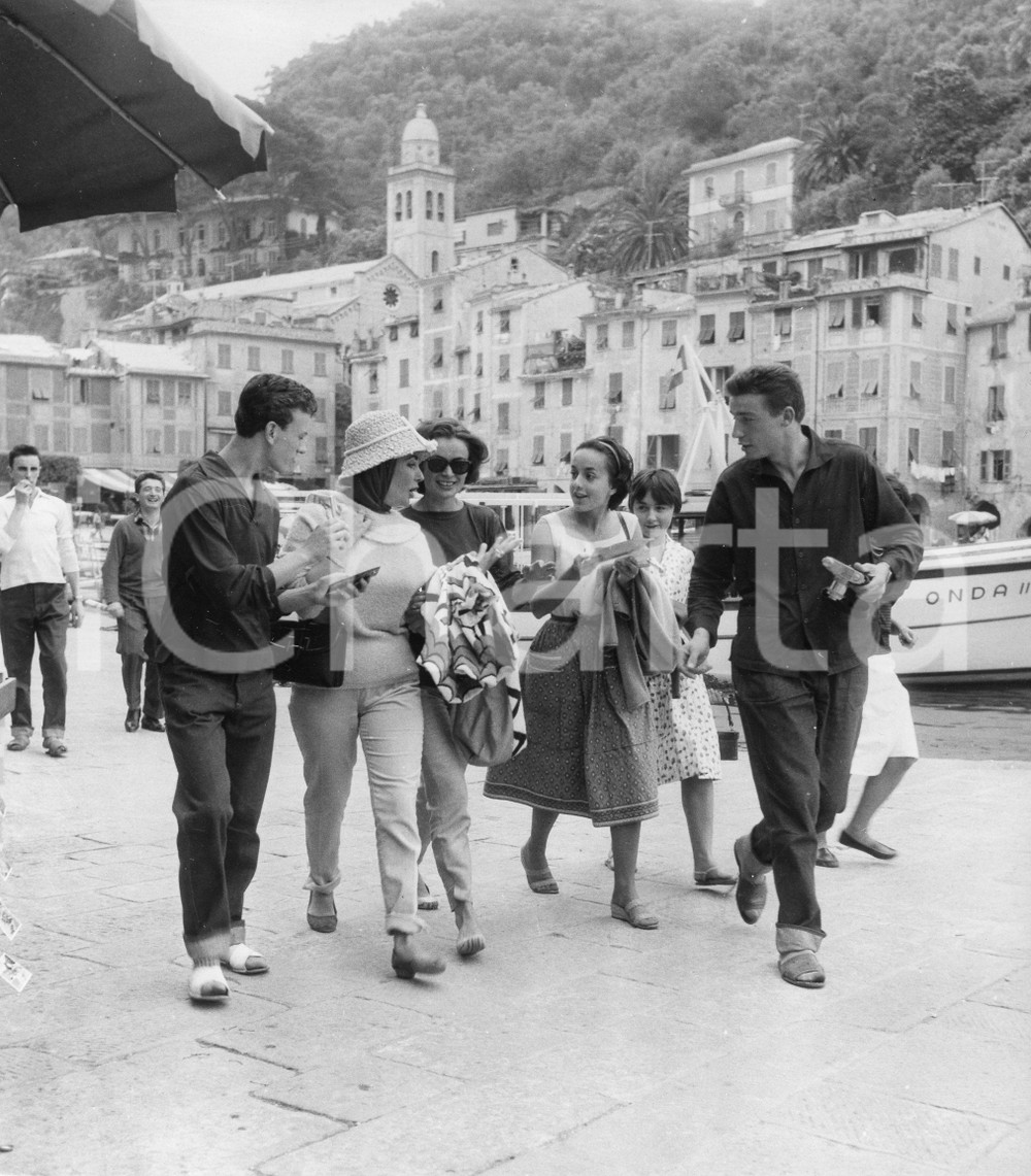 1959 PORTOFINO Liz TAYLOR ed Eddie FISHER in vacanza (1) Foto 18x24 1959Fotografia vintage rara d'epoca.Timbro archivio Publifoto Genova al verso.FORMATO: 18x20 cm CONDIZIONI: GICHARTA mette in vendita le stampe vintage della collezione Publifoto Genova, per la maggior parte inedita o in tiratura di pochi esemplari. Si tratta di un'ottima opportunit&agrave; di investimento per i collezionisti di fotografie d'epoca.    originale e autentica 1