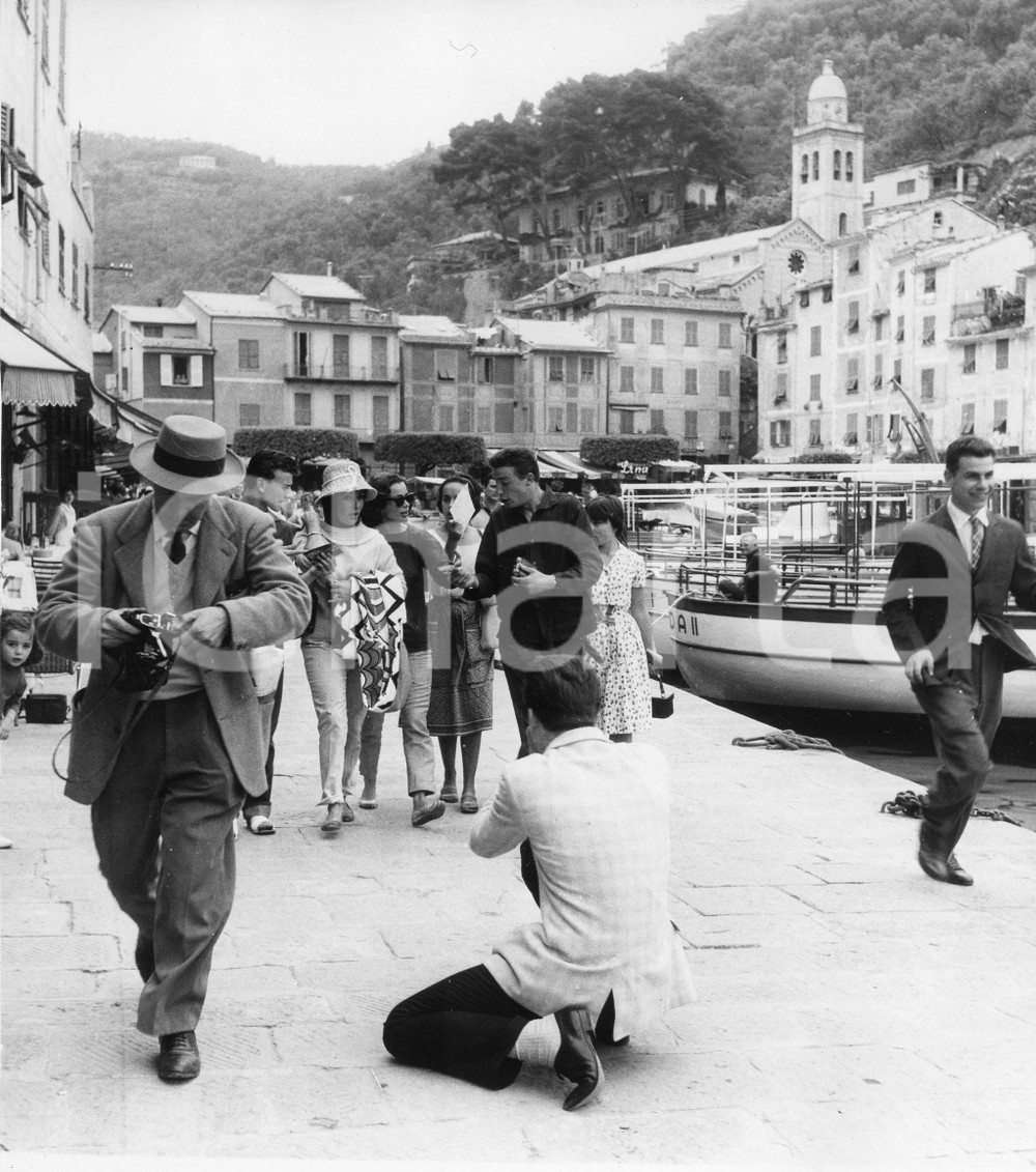 1959 PORTOFINO Liz TAYLOR ed Eddie FISHER in vacanza (2) Foto 18x24 1959Fotografia vintage rara d'epoca.Timbro archivio Publifoto Genova al verso.FORMATO: 18x20 cm CONDIZIONI: G (minime increspature marginali)ICHARTA mette in vendita le stampe vintage della collezione Publifoto Genova, per la maggior parte inedita o in tiratura di pochi esemplari. Si tratta di un'ottima opportunit&agrave; di investimento per i collezionisti di fotografie d'epoca.    originale e autentica 1