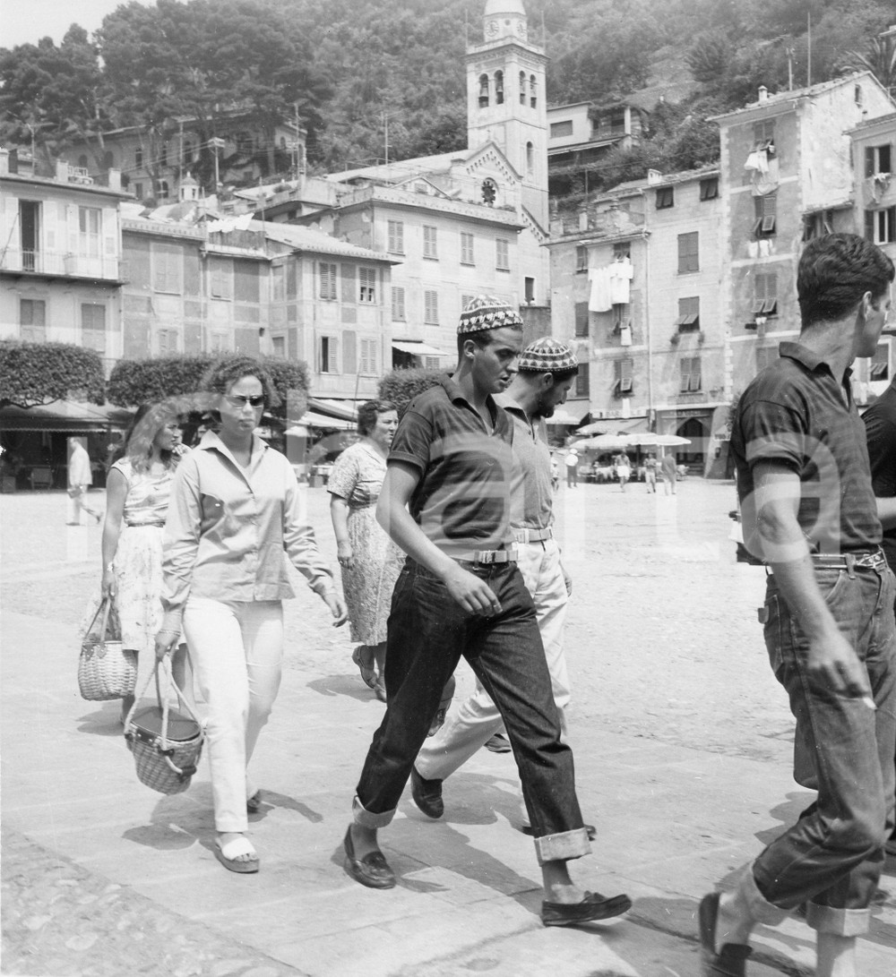 1959 PORTOFINO Juan Carlos di Borbone in vacanza (1) Foto vintage 18x19 1959Fotografia vintage rara d'epoca.Timbro archivio Publifoto Genova al verso.FORMATO: 18x19 cm CONDIZIONI: G (lievi increspature)ICHARTA mette in vendita le stampe vintage della collezione Publifoto Genova, per la maggior parte inedita o in tiratura di pochi esemplari. Si tratta di un'ottima opportunit&agrave; di investimento per i collezionisti di fotografie d'epoca.    originale e autentica 1