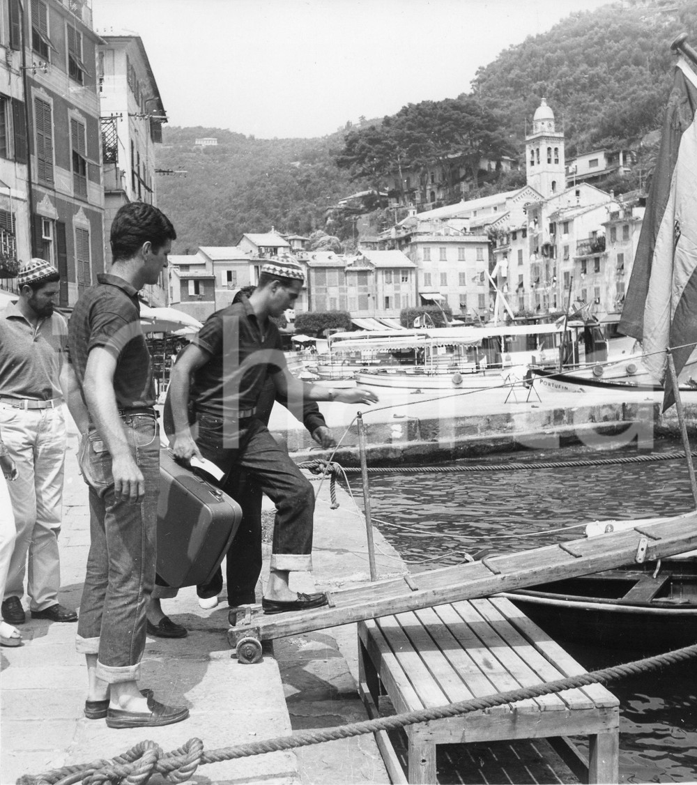 1959 PORTOFINO Juan Carlos di Borbone in partenza (1) Foto vintage 18x19 1959Fotografia vintage rara d'epoca.Timbro archivio Publifoto Genova al verso.FORMATO: 18x19 cm CONDIZIONI: G (lievi increspature)ICHARTA mette in vendita le stampe vintage della collezione Publifoto Genova, per la maggior parte inedita o in tiratura di pochi esemplari. Si tratta di un'ottima opportunit&agrave; di investimento per i collezionisti di fotografie d'epoca.    originale e autentica 1