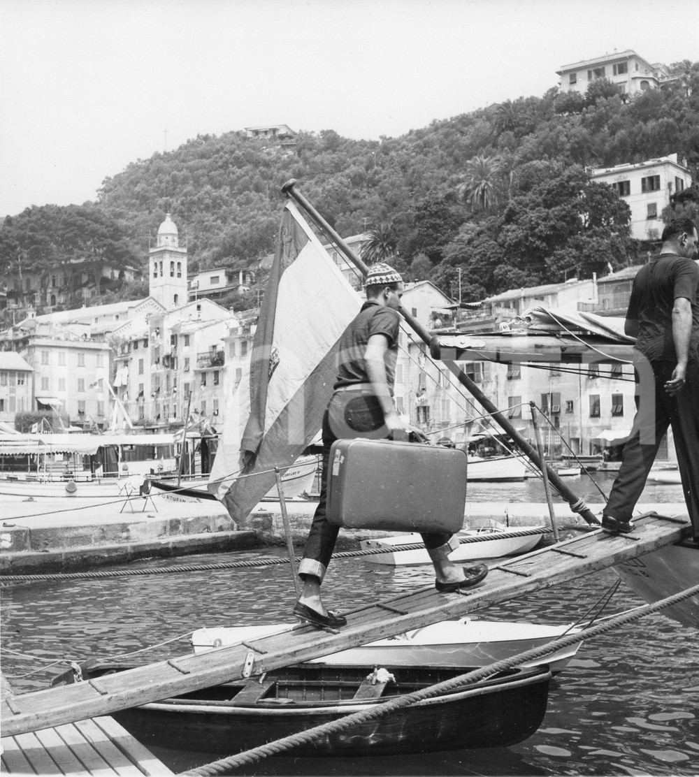 1959 PORTOFINO Juan Carlos di Borbone in partenza (2) Foto vintage 18x19 1959Fotografia vintage rara d'epoca.Timbro archivio Publifoto Genova al verso.FORMATO: 18x19 cm CONDIZIONI: G ICHARTA mette in vendita le stampe vintage della collezione Publifoto Genova, per la maggior parte inedita o in tiratura di pochi esemplari. Si tratta di un'ottima opportunit&agrave; di investimento per i collezionisti di fotografie d'epoca.    originale e autentica 1