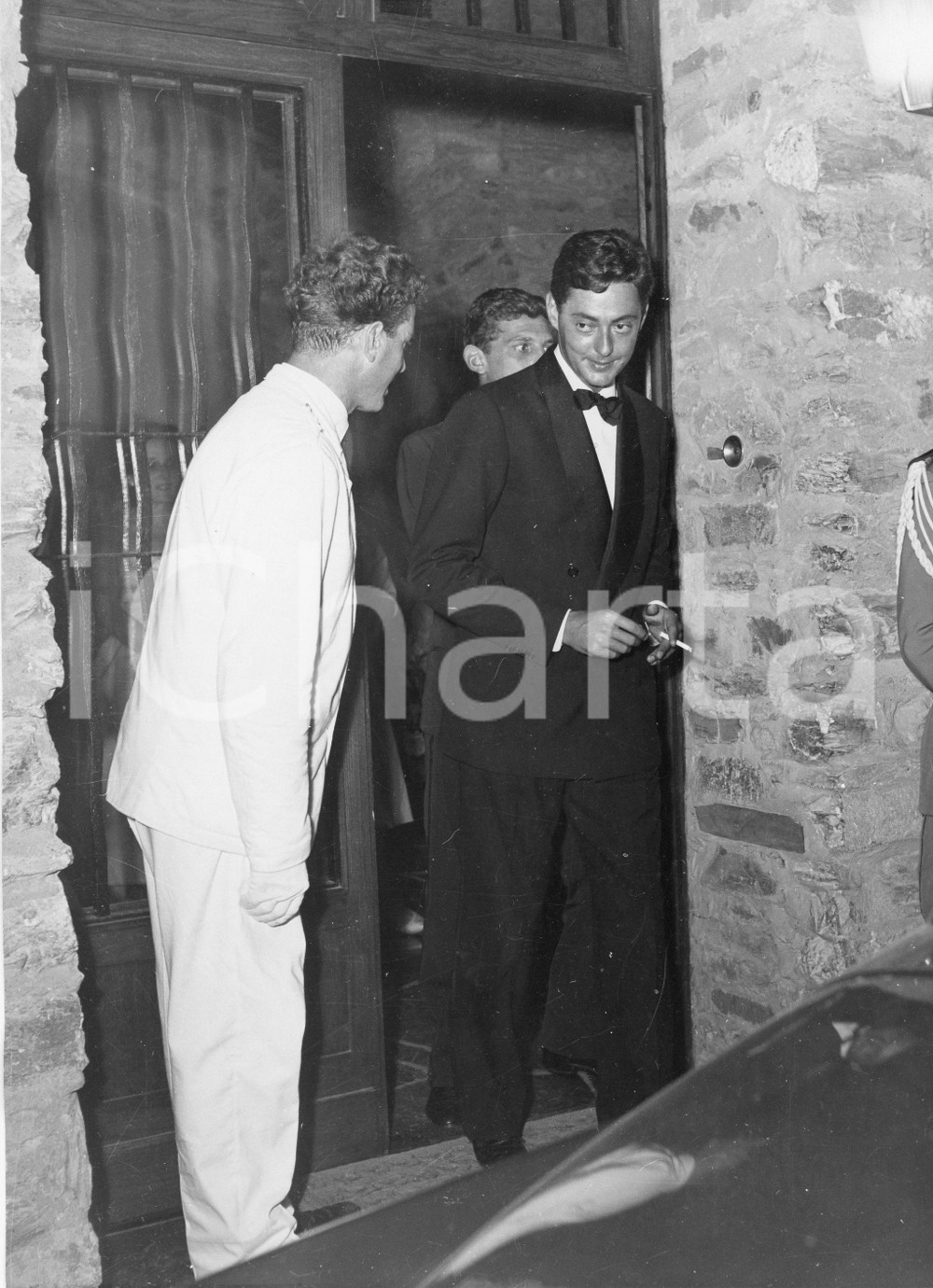 1959 PORTOFINO Invitati al compleanno principessa Victoria de Borbon *Foto 1959Fotografia vintage rara d'epoca, scattata in occasione del 18&deg; compleanno di Victoria Marone Cinzano de Borb&oacute;n.Timbro archivio Publifoto Genova al verso.FORMATO: 18x19 cm CONDIZIONI: G (ma difetti di stampa)ICHARTA mette in vendita le stampe vintage della collezione Publifoto Genova, per la maggior parte inedita o in tiratura di pochi esemplari. Si tratta di un'ottima opportunit&agrave; di investimento per i collezionisti di fotografie d'epoca.    originale e autentica 1