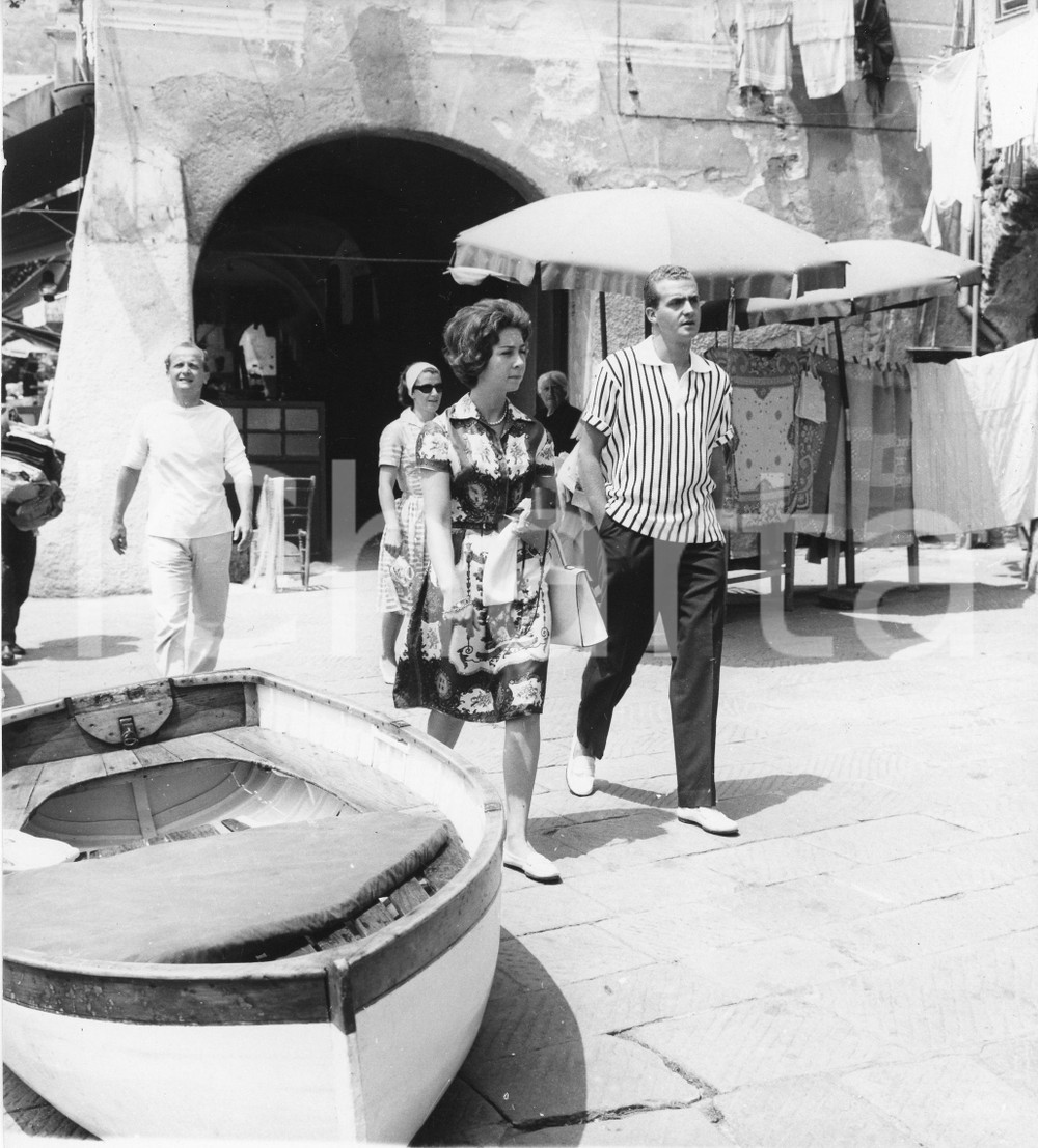 1962 PORTOFINO Juan Carlos di Borbone a passeggio con Sofia di Grecia *Foto (4) 1962Fotografia vintage rara d'epoca.Timbro archivio Publifoto Genova al verso.FORMATO: 18x19 cm CONDIZIONI: G (lievi increspature marginali)ICHARTA mette in vendita le stampe vintage della collezione Publifoto Genova, per la maggior parte inedita o in tiratura di pochi esemplari. Si tratta di un'ottima opportunit&agrave; di investimento per i collezionisti di fotografie d'epoca.    originale e autentica 1