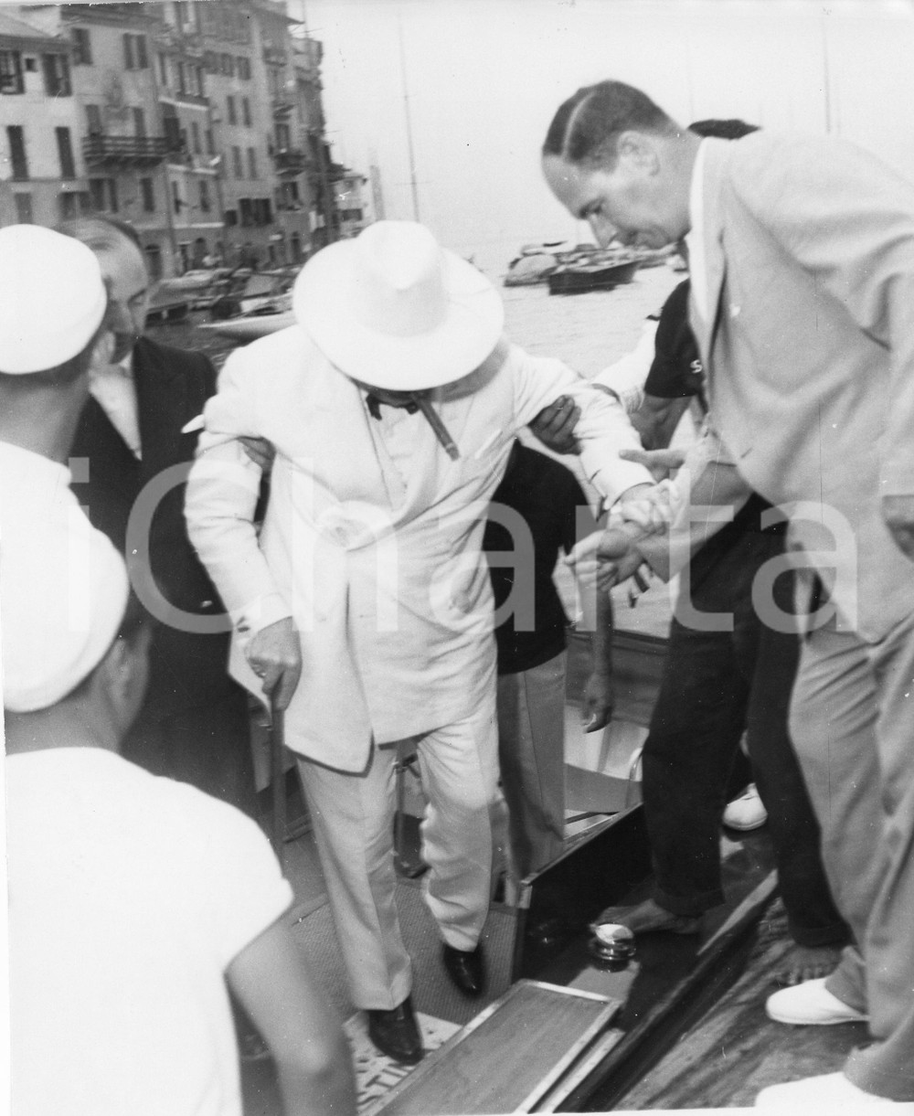 1959 PORTOFINO Arrivo di Winston CHURCHILL in barca (2) Foto vintage 18x21 1959Fotografia vintage rara d'epoca.Timbro archivio Publifoto Genova al verso.FORMATO: 18x21 cm CONDIZIONI: G (minimi difetti di stampa)ICHARTA mette in vendita le stampe vintage della collezione Publifoto Genova, per la maggior parte inedita o in tiratura di pochi esemplari. Si tratta di un'ottima opportunit&agrave; di investimento per i collezionisti di fotografie d'epoca.    originale e autentica 1