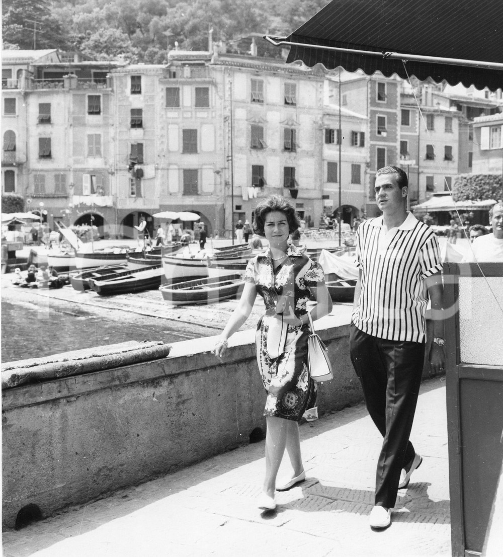 1962 PORTOFINO Juan Carlos di Borbone a passeggio con Sofia di Grecia *Foto (5) 1962Fotografia vintage rara d'epoca.Timbro archivio Publifoto Genova al verso.FORMATO: 18x19 cm ICHARTA mette in vendita le stampe vintage della collezione Publifoto Genova, per la maggior parte inedita o in tiratura di pochi esemplari. Si tratta di un'ottima opportunità di investimento per i collezionisti di fotografie d'epoca. GOOD/buono   originale e autentica 1