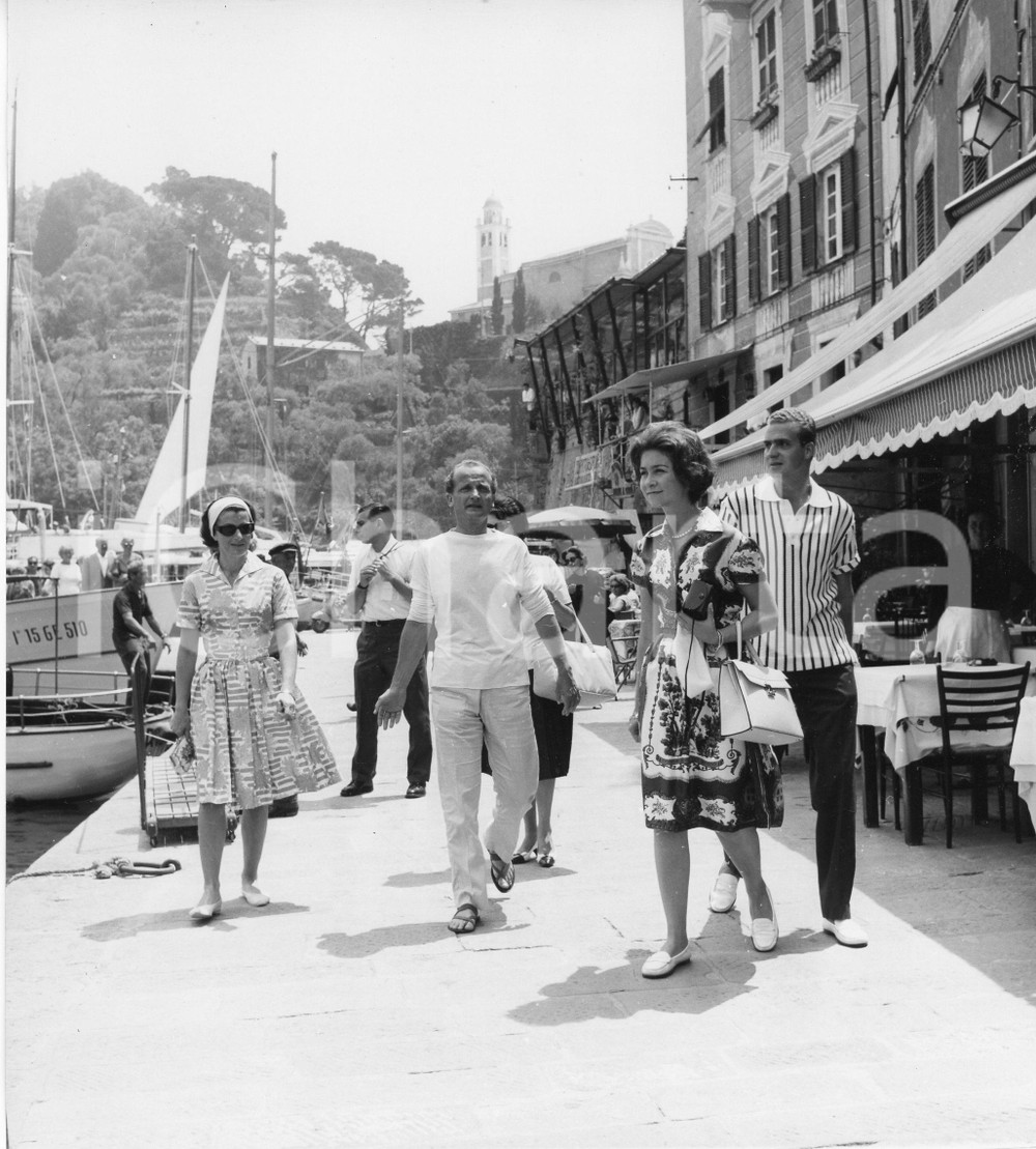 1962 PORTOFINO Juan Carlos di Borbone a passeggio con Sofia di Grecia (6) Foto 1962Fotografia vintage rara d'epoca.Timbro archivio Publifoto Genova al verso.FORMATO: 18x19 cm CONDIZIONI: G (lievi increspature)ICHARTA mette in vendita le stampe vintage della collezione Publifoto Genova, per la maggior parte inedita o in tiratura di pochi esemplari. Si tratta di un'ottima opportunit&agrave; di investimento per i collezionisti di fotografie d'epoca.    originale e autentica 1